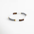Pulsera elástica de cuentas Miyuki Tila en blanco y negro con detalles dorados, diseño minimalista y moderno, ideal para usar sola o en layering, hecha con cuentas de vidrio de alta calidad.
