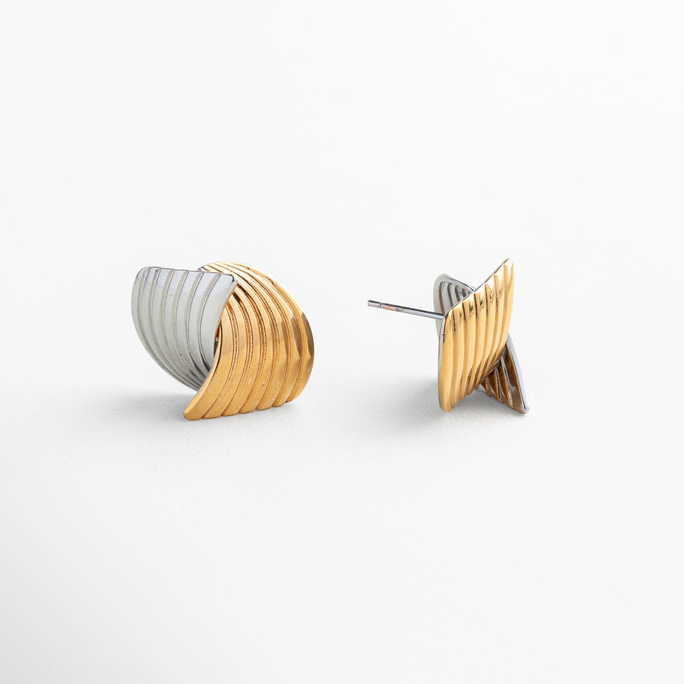Broche seguro de presión en aretes Ita Bitono, acero inoxidable 316 con recubrimiento en oro 18K y oro blanco 18K, diseño entrelazado de doble tono, comodidad y firmeza para uso diario o eventos