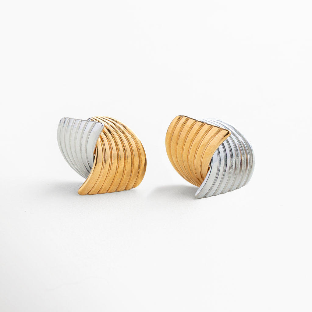 Aretes Ita Bitono en acero inoxidable 316 con recubrimiento en oro 18K y oro blanco 18K texturizado, diseño entrelazado moderno, longitud 2.5 cm y ancho 2.1 cm, combinación de tonos dorado y plateado para un estilo sofisticado y versátil