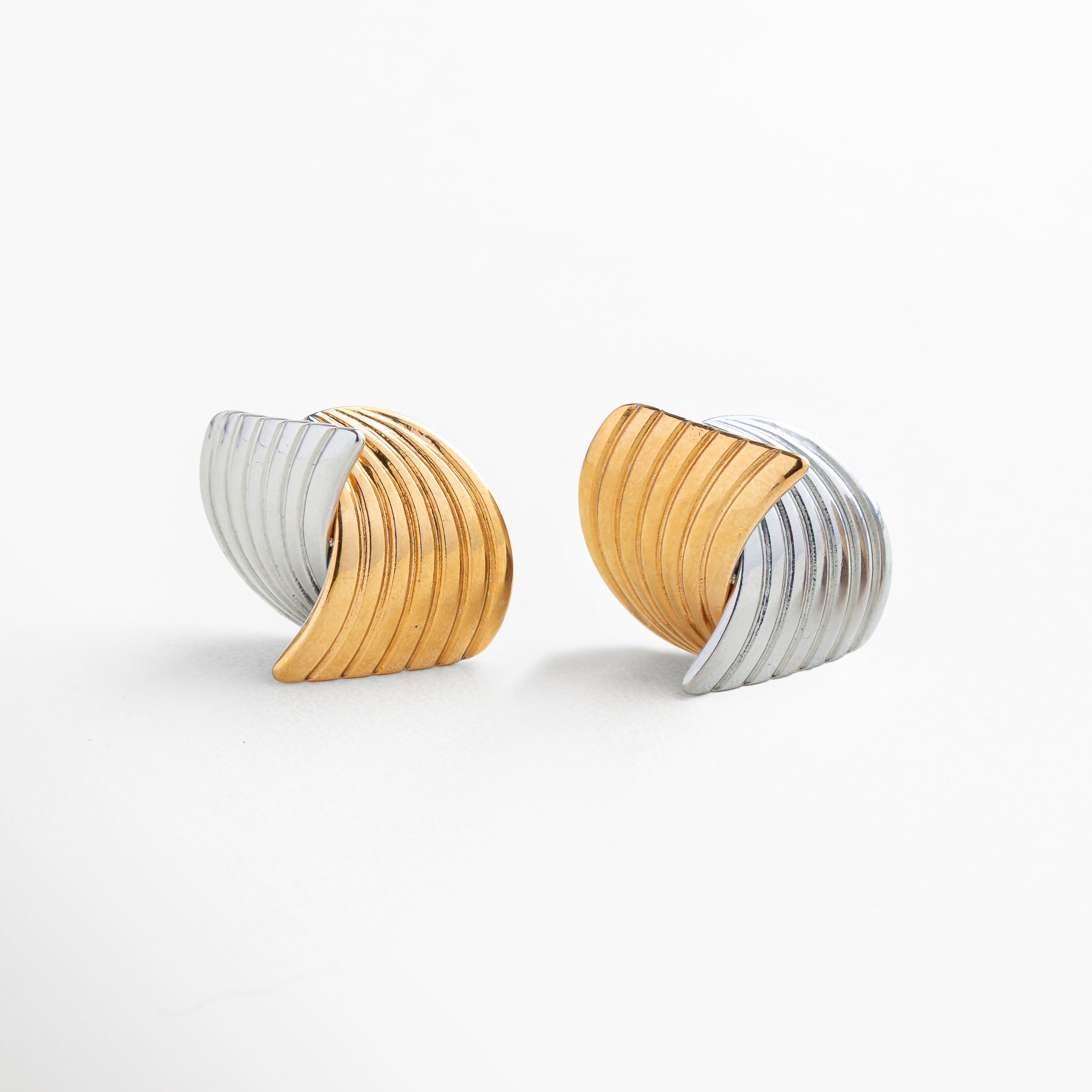 Aretes Ita Bitono en acero inoxidable 316 con recubrimiento en oro 18K y oro blanco 18K texturizado, diseño entrelazado moderno, longitud 2.5 cm y ancho 2.1 cm, combinación de tonos dorado y plateado para un estilo sofisticado y versátil
