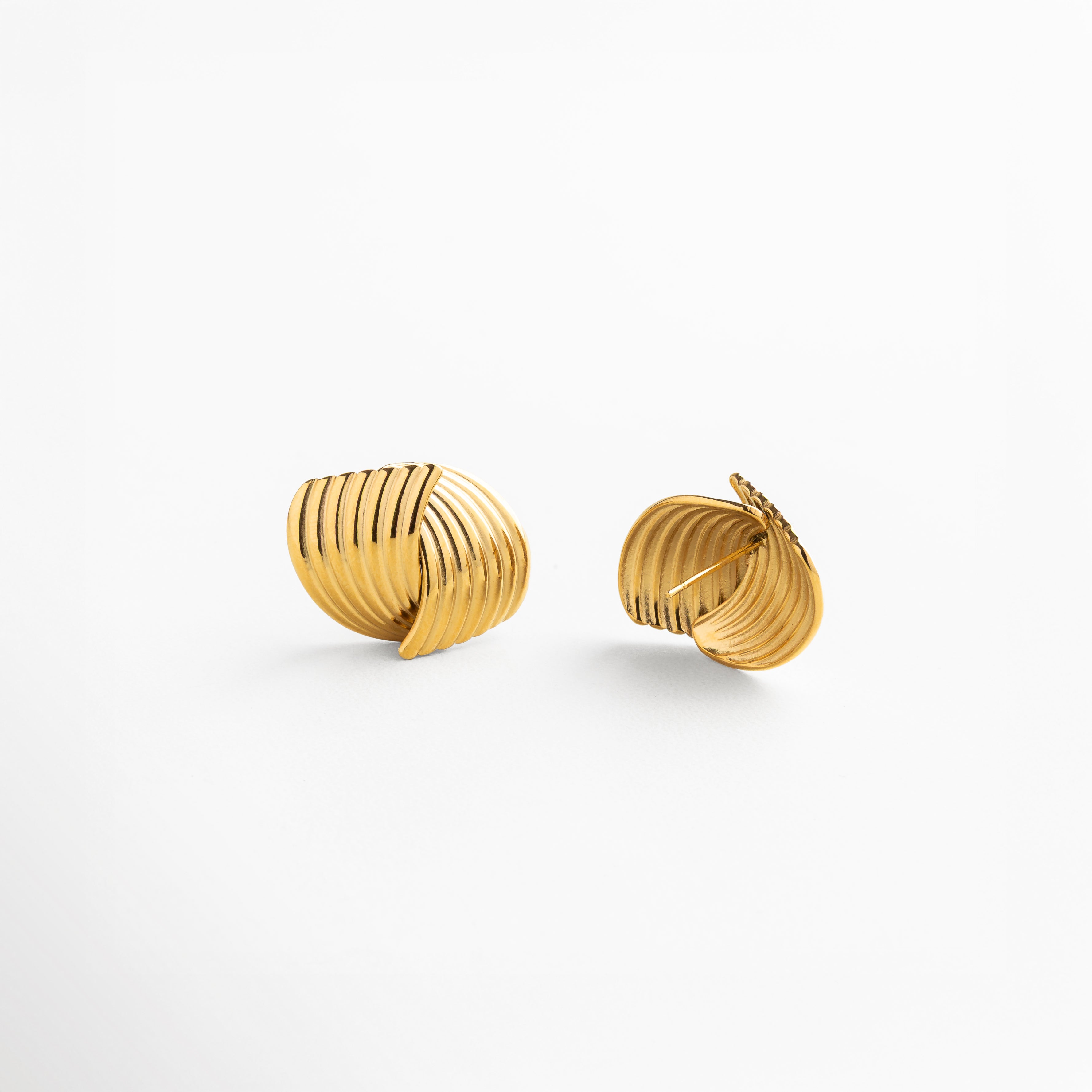 Broche de presión seguro en aretes Ita Golden, acero inoxidable 316 con recubrimiento en oro 18K, diseño entrelazado y elegante, comodidad y sujeción para uso prolongado