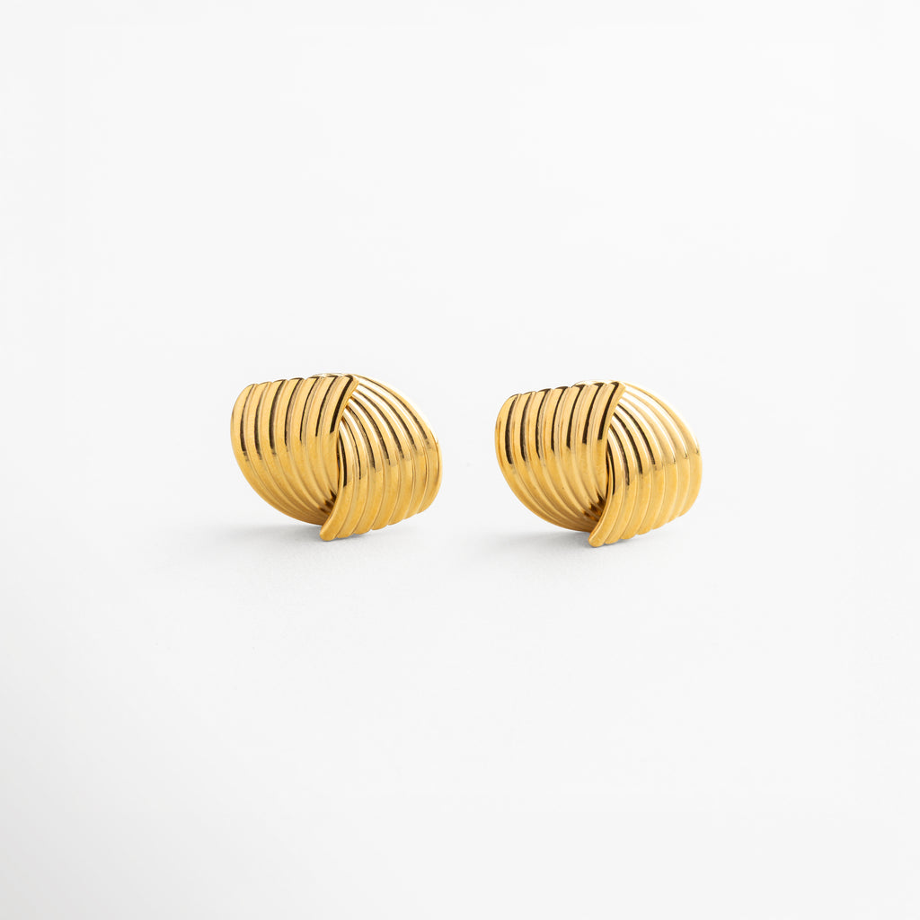 Aretes Ita Golden en acero inoxidable 316 con recubrimiento en oro 18K, diseño entrelazado minimalista y sofisticado, longitud 2.5 cm y ancho 2.1 cm, joyería elegante para uso diario o eventos especiales