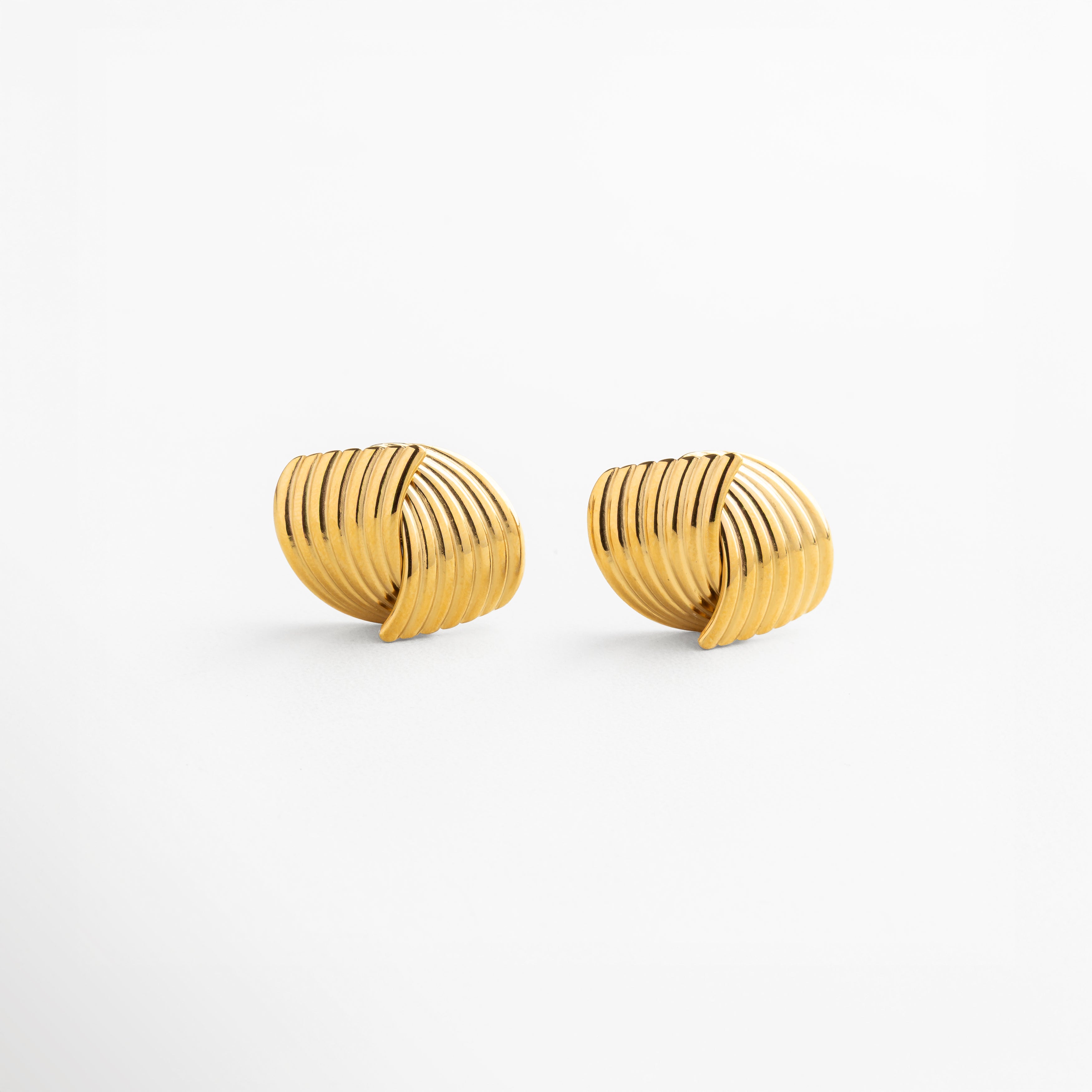 Aretes Ita Golden en acero inoxidable 316 con recubrimiento en oro 18K, diseño entrelazado minimalista y sofisticado, longitud 2.5 cm y ancho 2.1 cm, joyería elegante para uso diario o eventos especiales