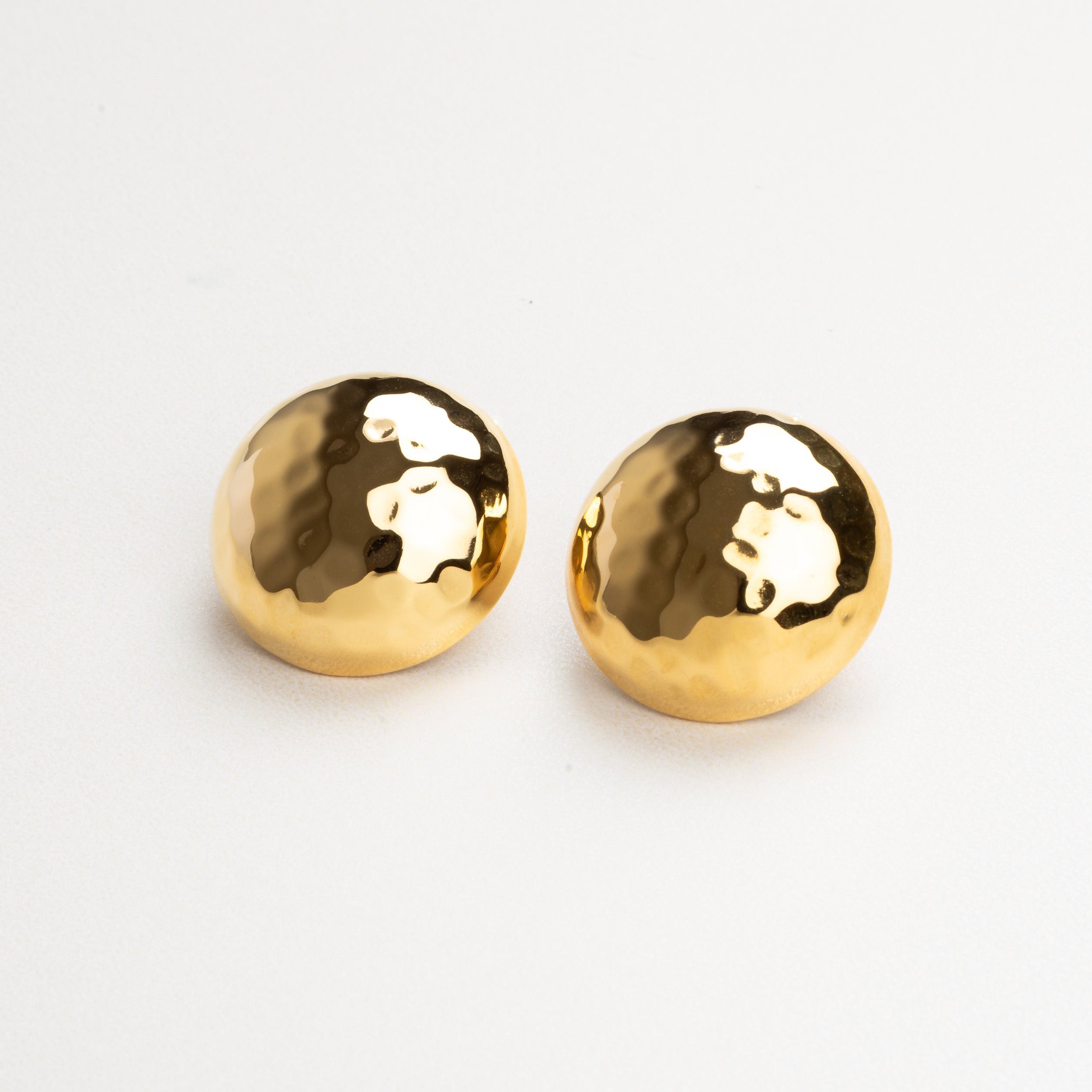  aretes dorados con textura, golden statement earrings, aretes de poste con clip 