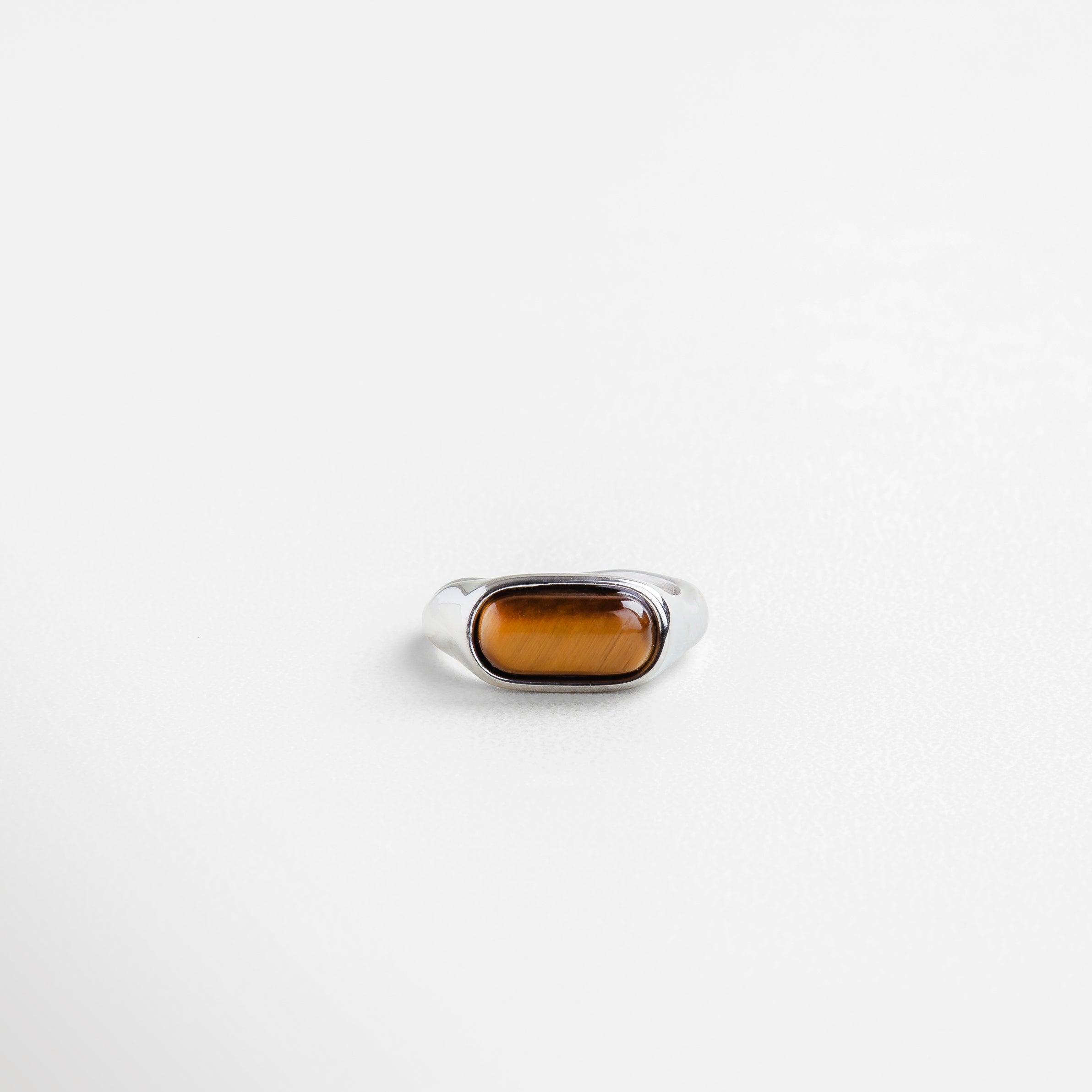 Detalle de la piedra ojo de tigre en anillo dorado, Textura y vetas naturales del ojo de tigre pulido, Acabado brillante del anillo dorado con piedra cálida, Incrustación de ojo de tigre en corte rectangular