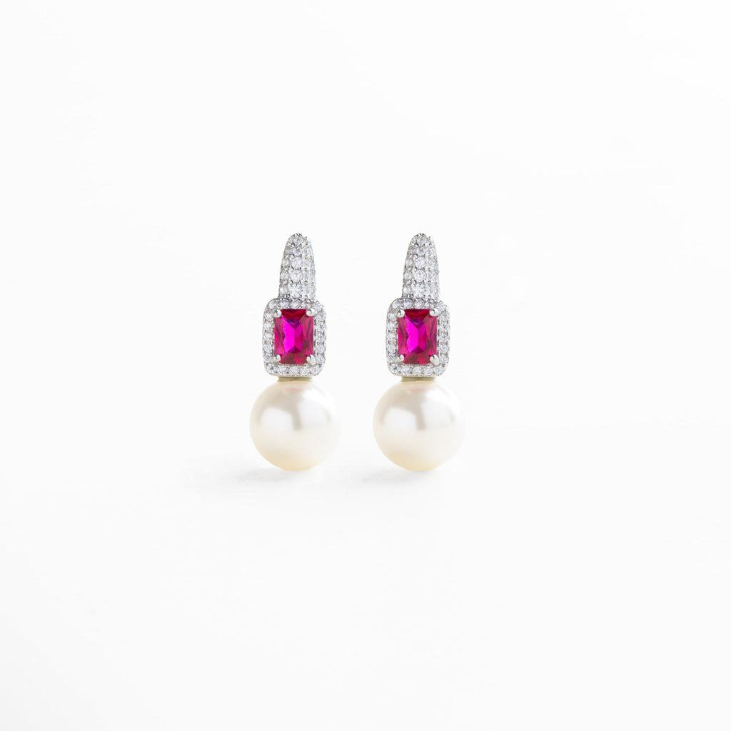 Aretes pequeños plateados con zirconias brillantes, Diseño rectangular de 1 cm con acabado pulido, Aretes elegantes estilo clásico en plata, Joyería femenina con incrustaciones de zirconia, Par de aretes mini con diseño delicado y sofisticado 
