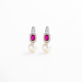 Aretes pequeños plateados con zirconias brillantes, Diseño rectangular de 1 cm con acabado pulido, Aretes elegantes estilo clásico en plata, Joyería femenina con incrustaciones de zirconia, Par de aretes mini con diseño delicado y sofisticado 