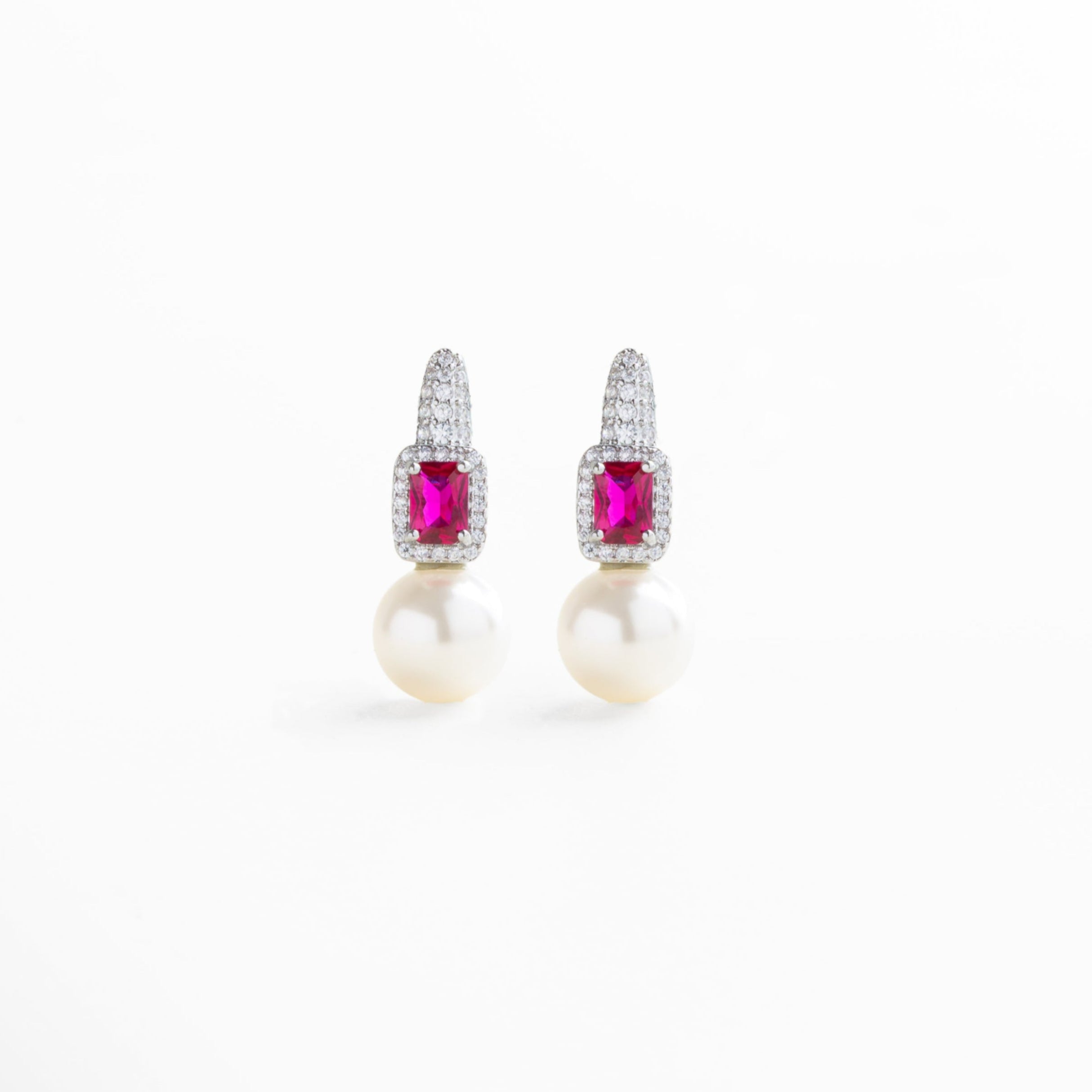 Aretes pequeños plateados con zirconias brillantes, Diseño rectangular de 1 cm con acabado pulido, Aretes elegantes estilo clásico en plata, Joyería femenina con incrustaciones de zirconia, Par de aretes mini con diseño delicado y sofisticado 