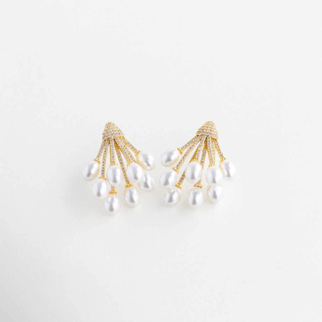 Aretes dorados con perla colgante y detalles de zirconias, Par de aretes dorados elegantes con perlas y diseño brillante, Aretes Silver Pea en chapa de oro 18K con zirconias y perla sintética, Aretes largos dorados con caída delicada y perla en el extremo