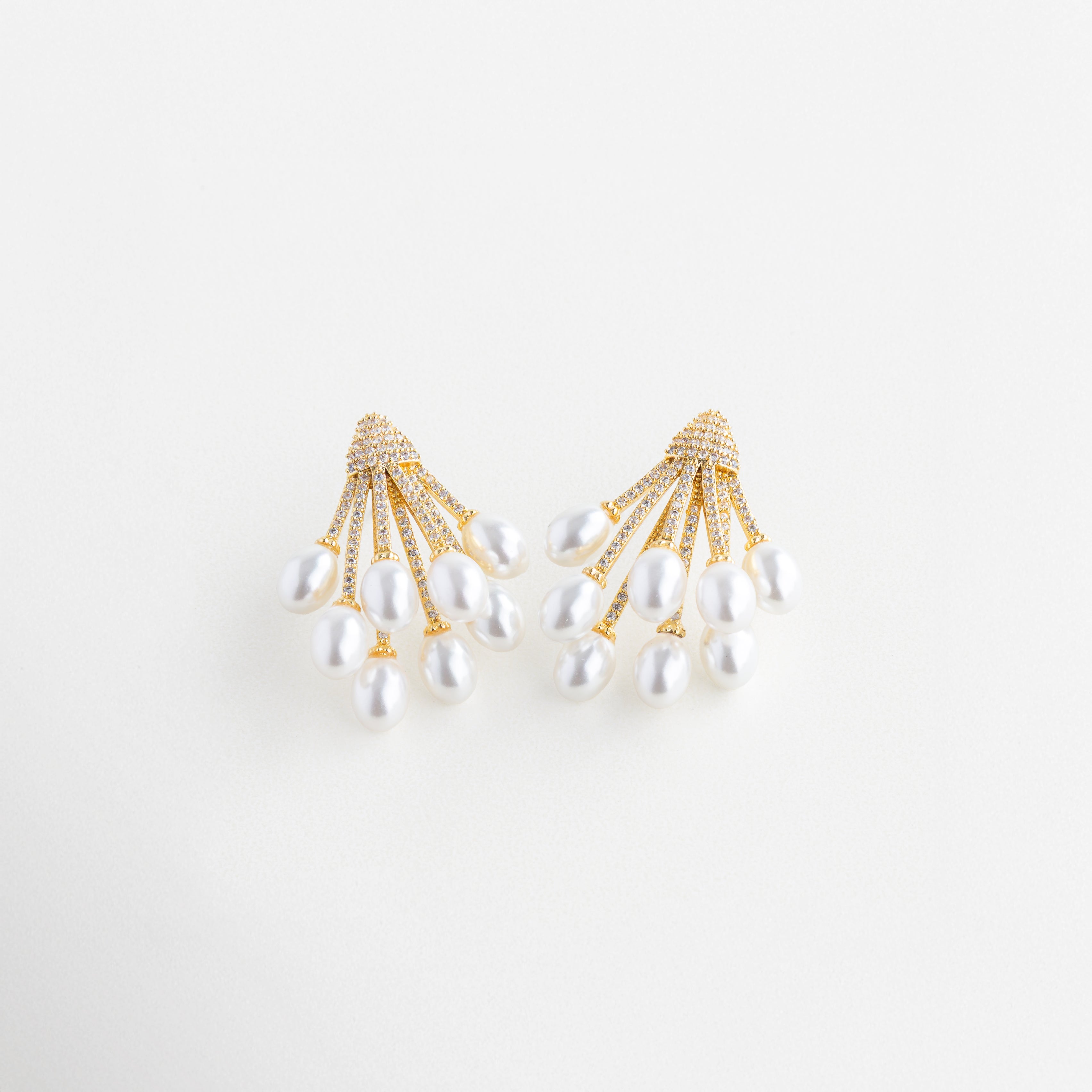 Aretes dorados con perla colgante y detalles de zirconias, Par de aretes dorados elegantes con perlas y diseño brillante, Aretes Silver Pea en chapa de oro 18K con zirconias y perla sintética, Aretes largos dorados con caída delicada y perla en el extremo