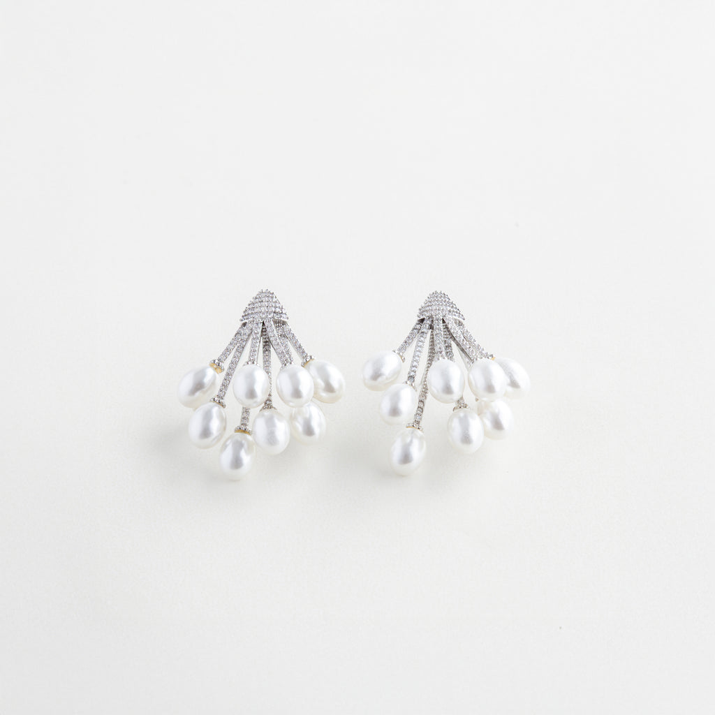 Aretes con perla colgante y detalles de zirconias, Par de aretes elegantes con perlas y diseño brillante, Aretes Silver Pea con incrustaciones de zirconias y perla sintética, Aretes largos con caída delicada y perla en el extremo