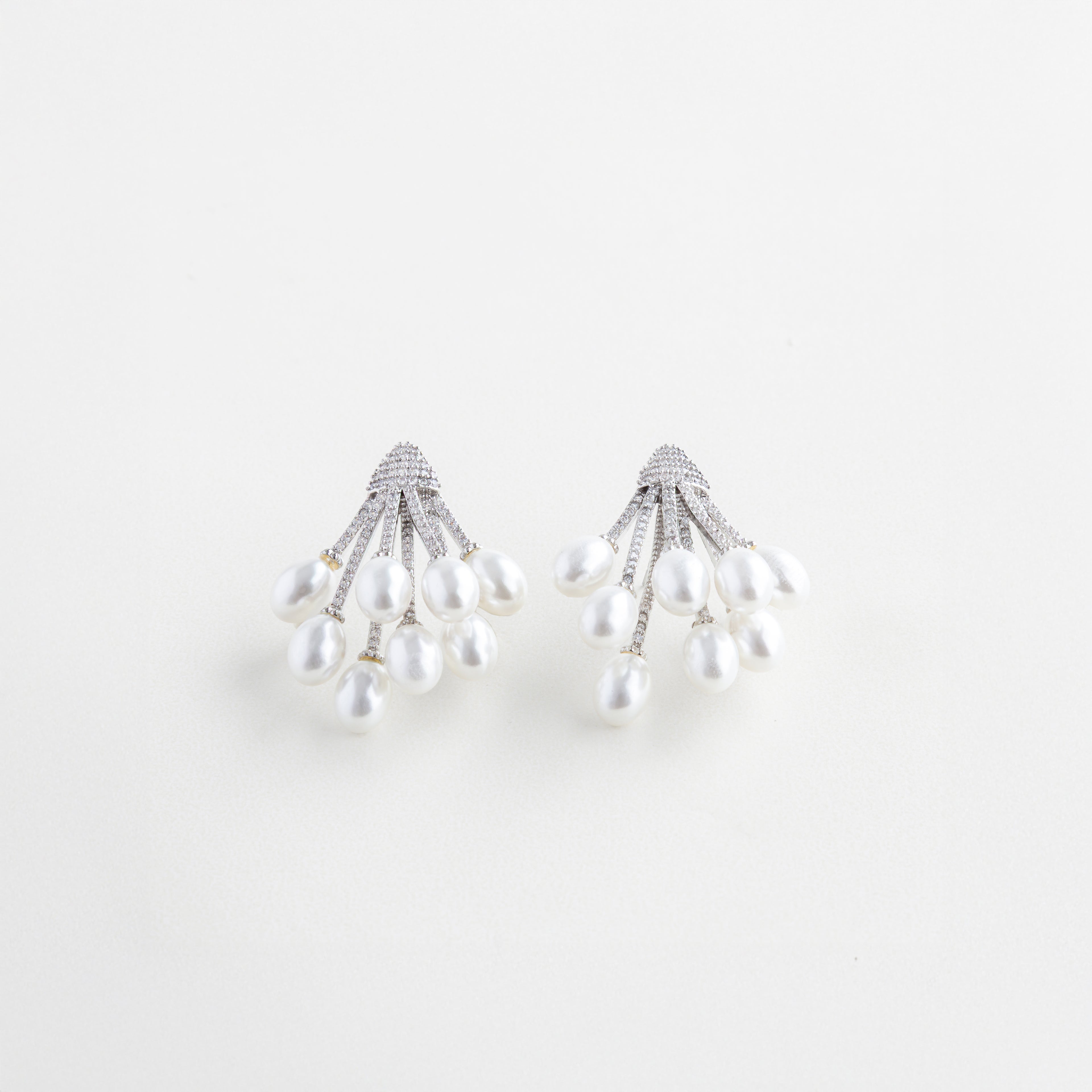 Aretes con perla colgante y detalles de zirconias, Par de aretes elegantes con perlas y diseño brillante, Aretes Silver Pea con incrustaciones de zirconias y perla sintética, Aretes largos con caída delicada y perla en el extremo