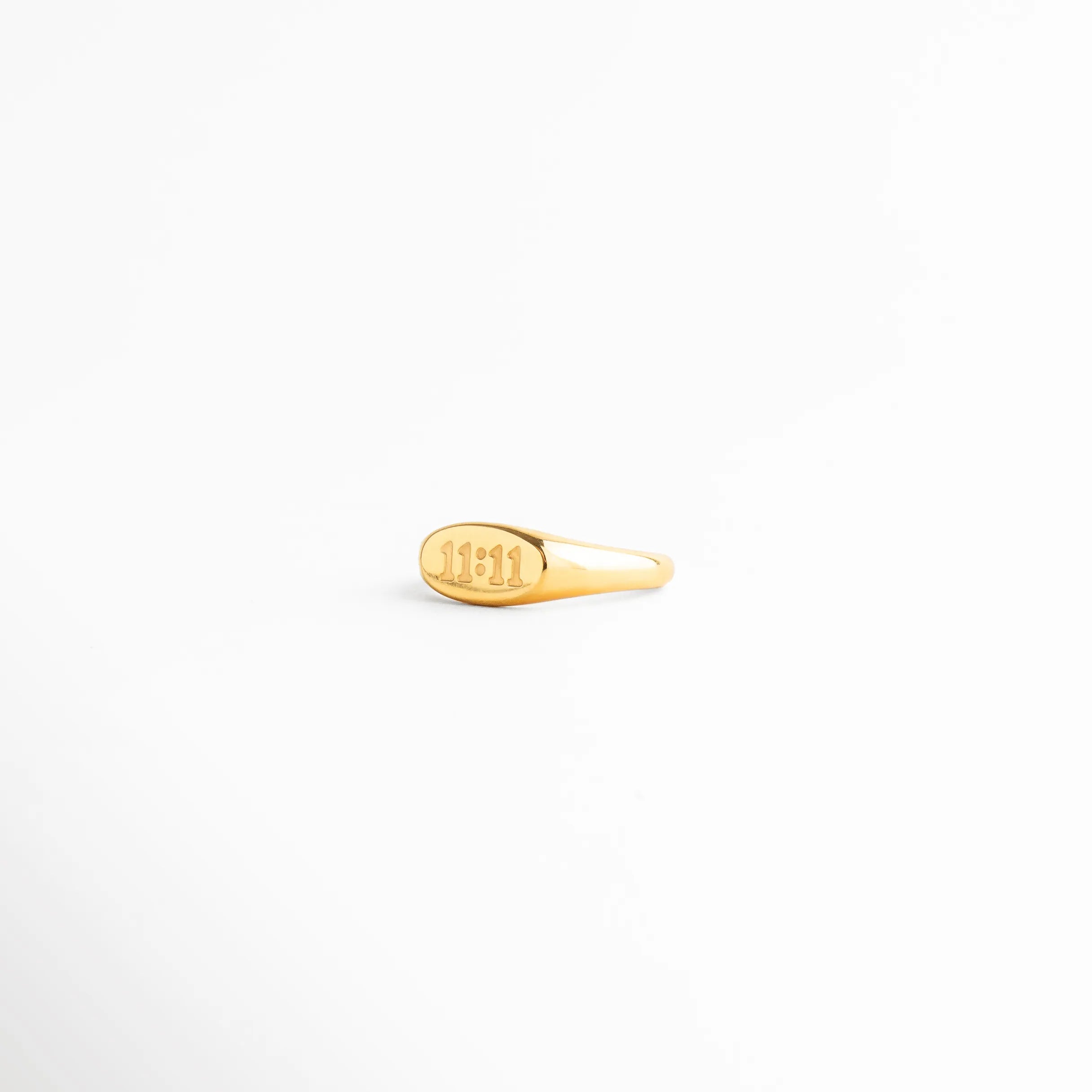 Vista lateral del anillo dorado con grabado 1111, diseño delgado y pulido ideal para uso diario y layering.