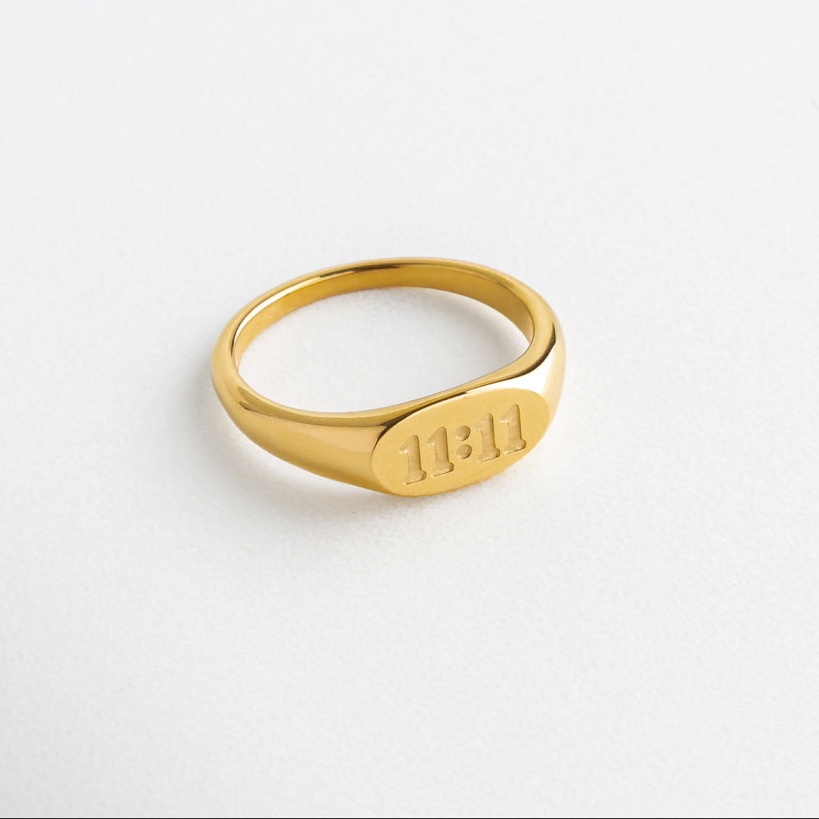 Anillo dorado con grabado 11:11, Anillo 11:11 de acero inoxidable con baño de oro, Joya dorada con mensaje espiritual grabado, Anillo dorado con símbolo de sincronía 11:1
