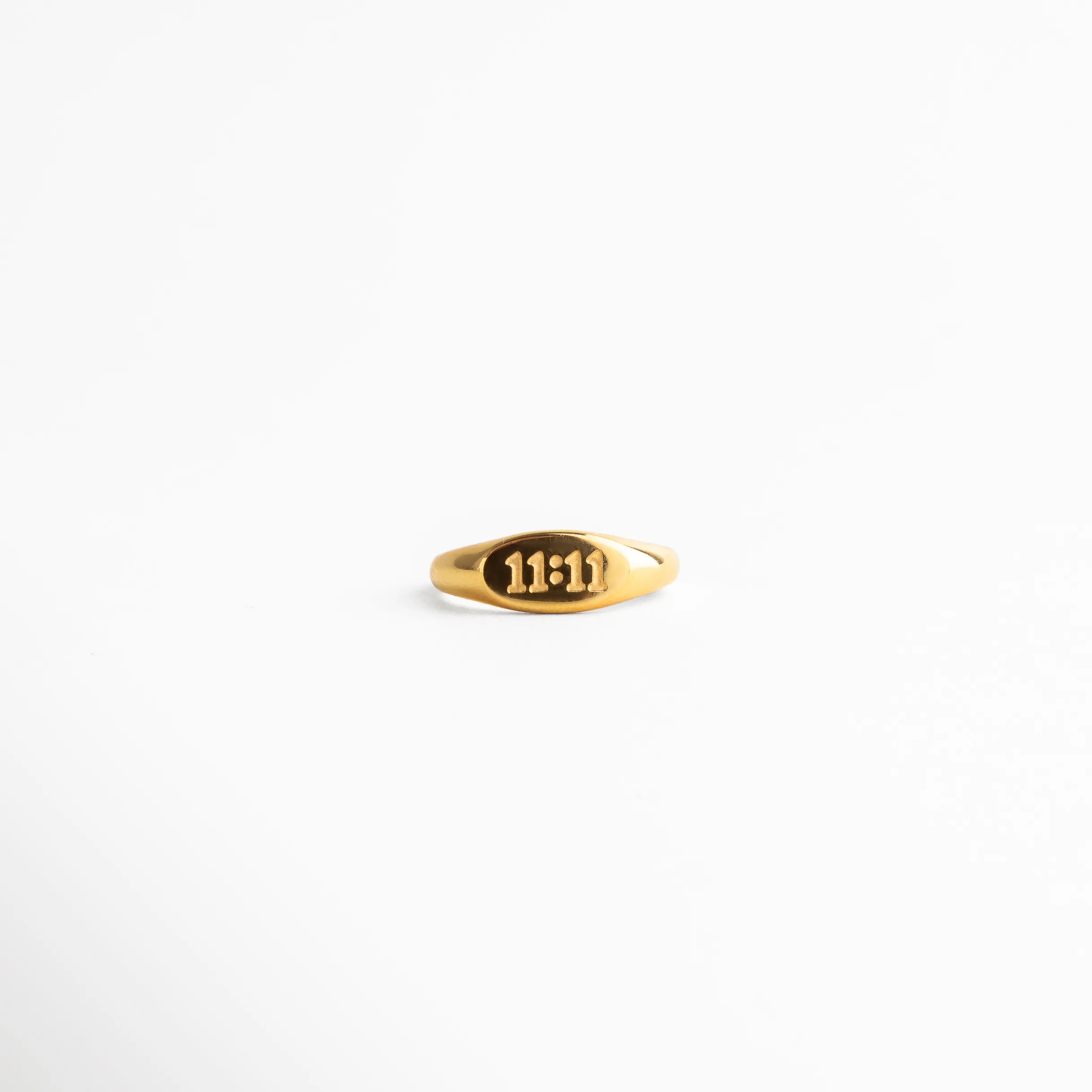Anillo dorado minimalista con grabado 1111 en el centro, diseño simbólico elegante para mujer, joyería moderna y significativa.