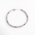 Composición circular de pulsera de plata 925 con baño de oro blanco y piedras de colores, Pulsera completa tipo eternidad con circonias baguette en transición de color fucsia a lila, Brazalete plateado de diseño continuo con cristales brillantes para mujer, Accesorio de muñeca en plata de ley con acabado premium y cristales rectangulares, Vista aérea de pulsera multicolor en oro blanco, ideal para stacking de joyas.