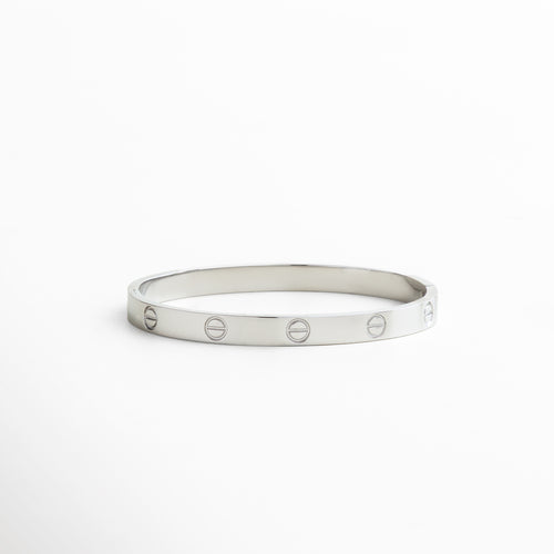 brazalete plateado minimalista de acero de titanio, diseño limpio y estructurado en brazalete enchapado en oro blanco, brazalete rígido plateado con acabado brillante, brazalete contemporáneo color plata de línea delgada, vista frontal de brazalete en oro blanco 18K con estilo moderno