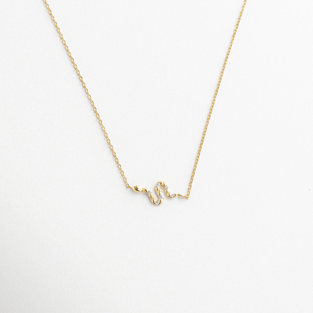 Collar dorado con dije de serpiente y zirconias, Cadena de plata bañada en oro con colgante de serpiente, Collar con diseño de serpiente pequeño y elegante, Joyería con símbolo de serpiente en dorado