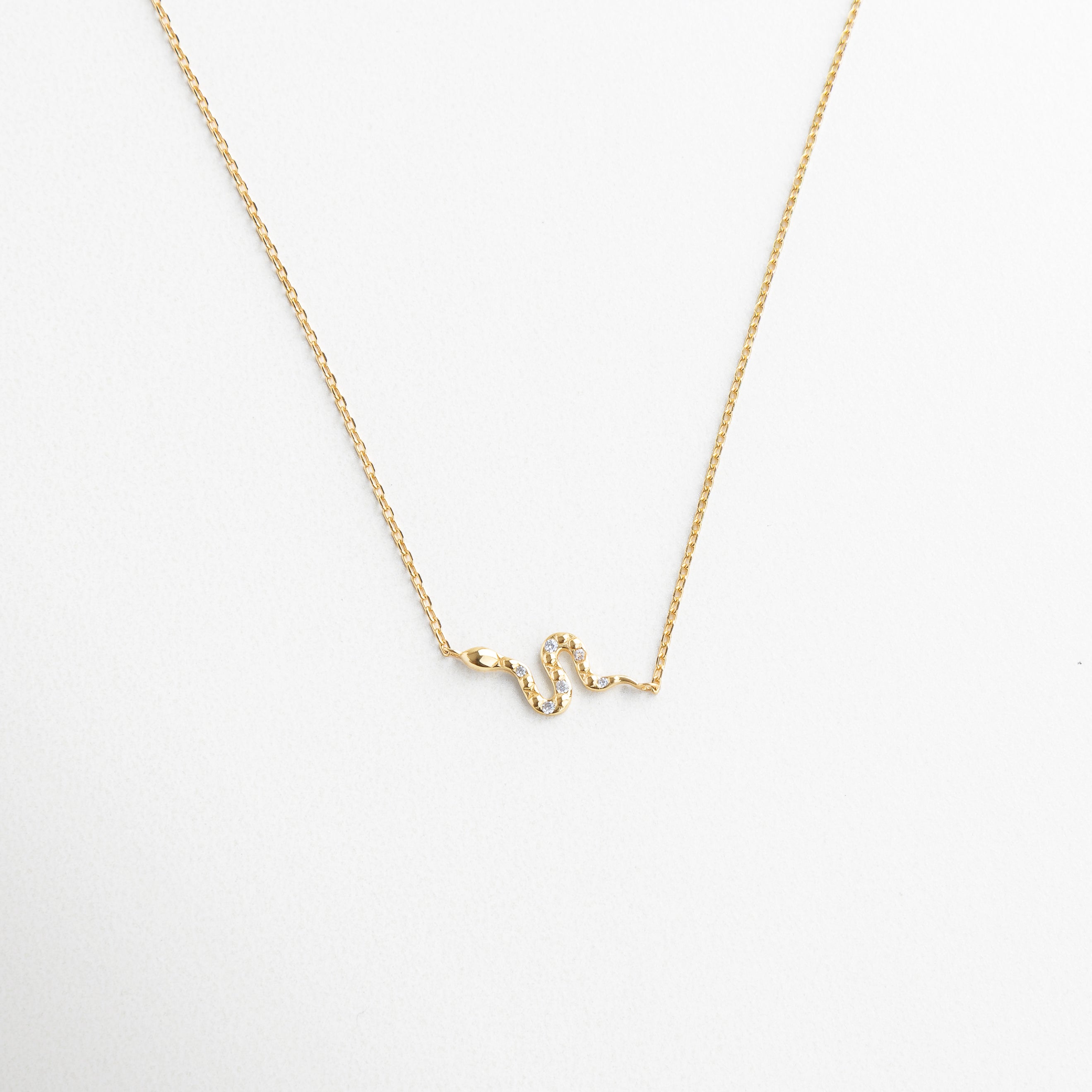 Collar dorado con dije de serpiente y zirconias, Cadena de plata bañada en oro con colgante de serpiente, Collar con diseño de serpiente pequeño y elegante, Joyería con símbolo de serpiente en dorado