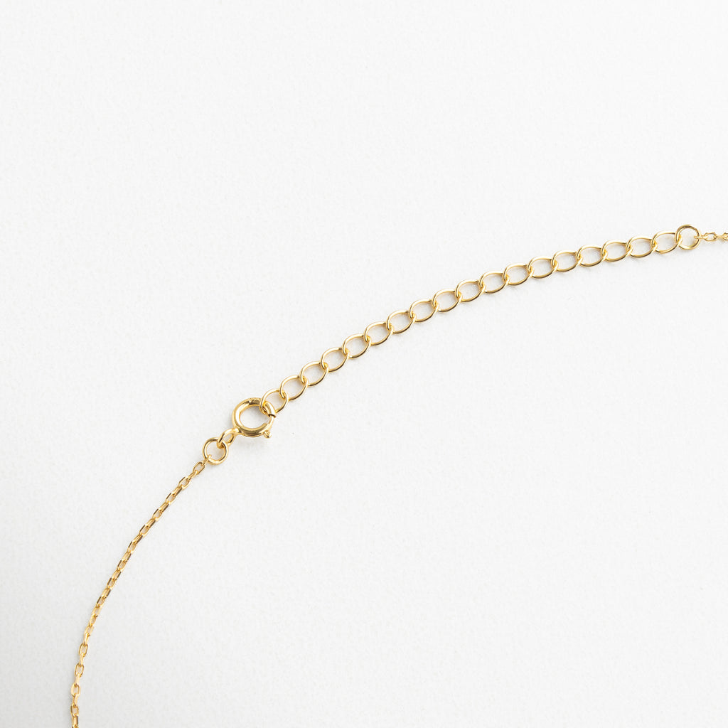 Collar de 45 cm con colgante de serpiente de 0.6 x 1.6 cm, Medidas del dije de serpiente dorada con zirconias, tamaño real de collar simbólico con serpiente pequeña, Escala de collar dorado con colgante místico