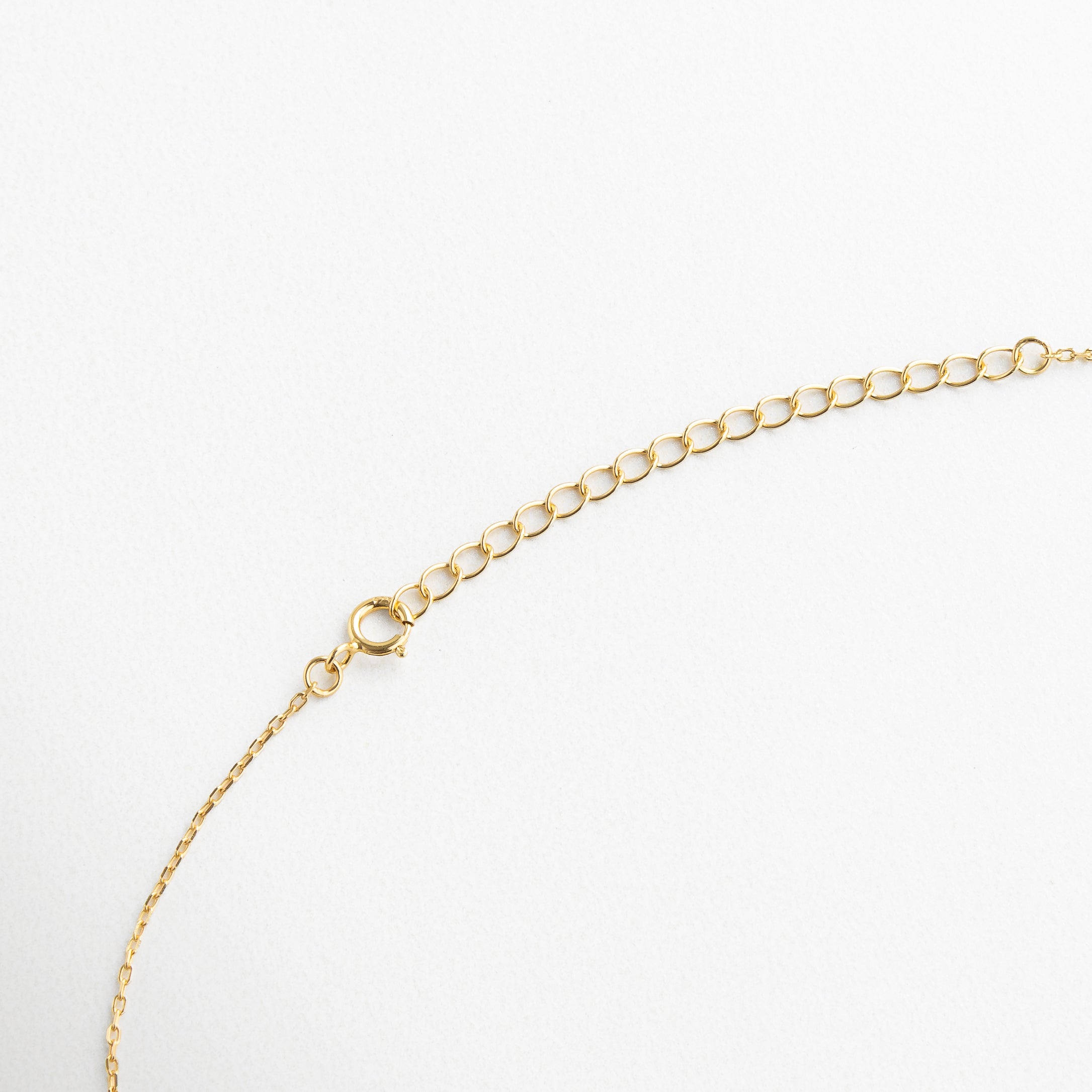 Collar de 45 cm con colgante de serpiente de 0.6 x 1.6 cm, Medidas del dije de serpiente dorada con zirconias, tamaño real de collar simbólico con serpiente pequeña, Escala de collar dorado con colgante místico
