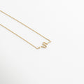 Dije de serpiente dorado con incrustaciones de zirconias, Detalle del colgante con forma de serpiente brillante, Primer plano de serpiente miniatura en collar dorado, Diseño delicado de serpiente con textura brillante