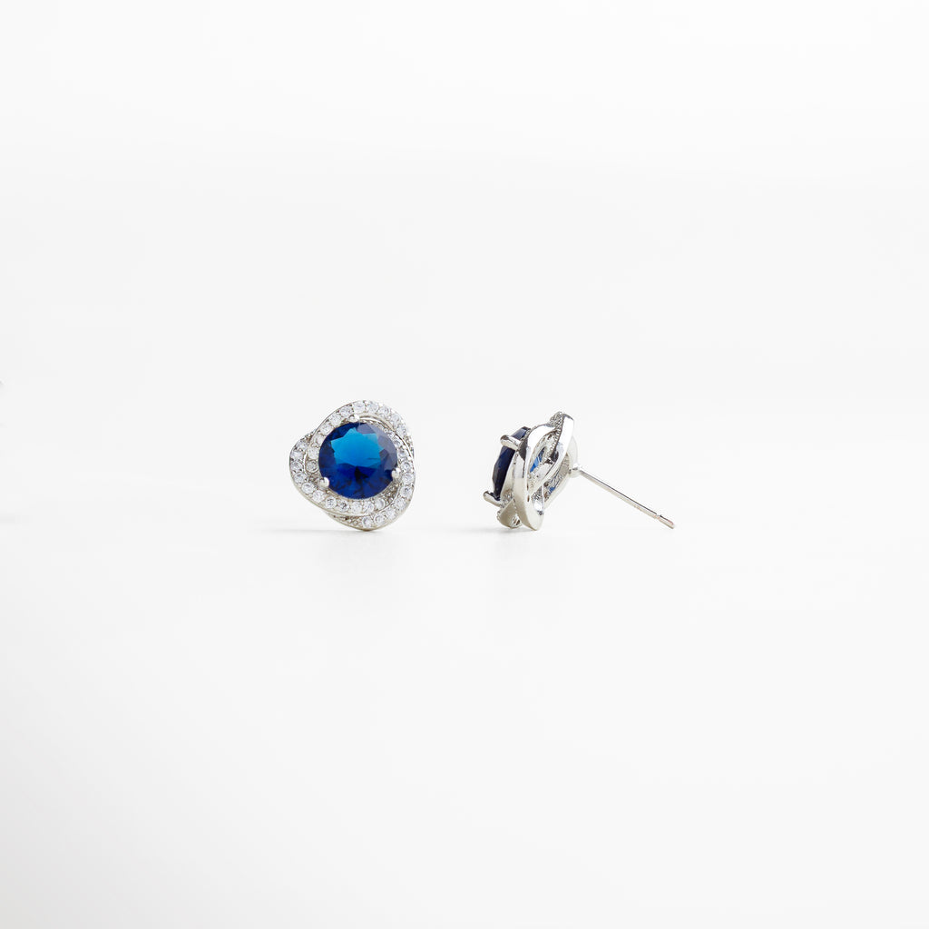 reverso de los aretes con acabado liso y seguro, cierre confiable y cómodo, estructura pensada para uso prolongado, detalle artesanal que mantiene la estética del diseño, joya elegante desde todos los ángulos