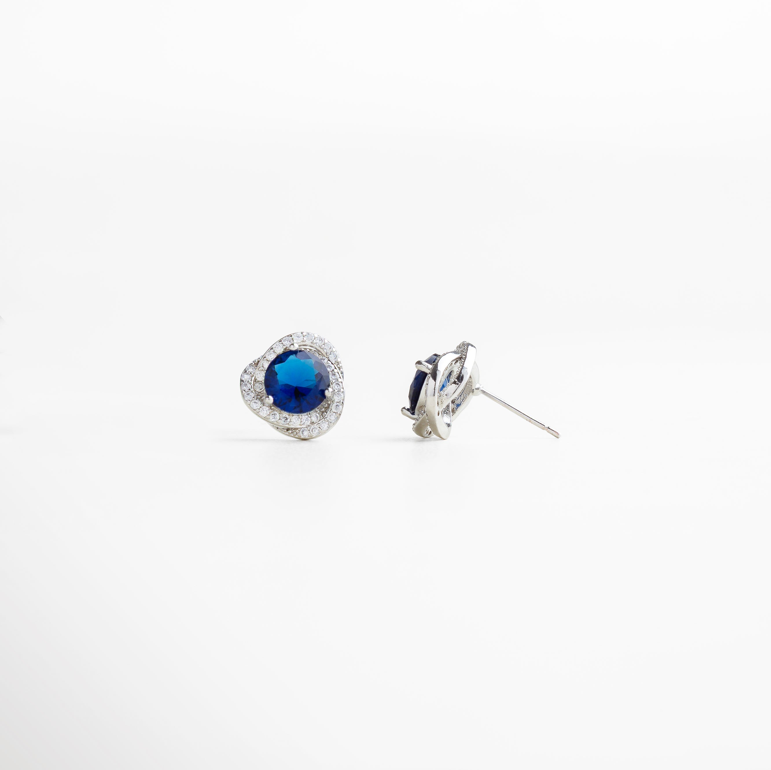 reverso de los aretes con acabado liso y seguro, cierre confiable y cómodo, estructura pensada para uso prolongado, detalle artesanal que mantiene la estética del diseño, joya elegante desde todos los ángulos