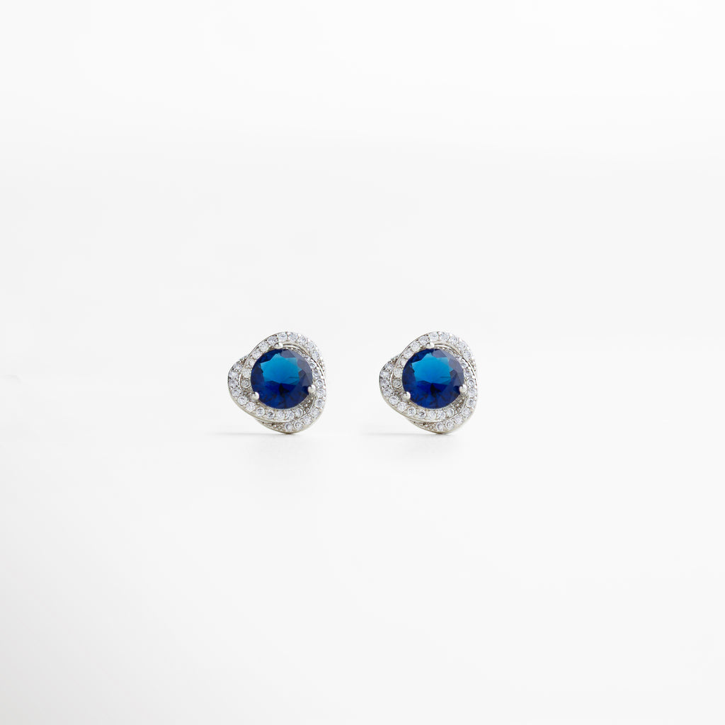 aretes plateados pequeños con zirconias y piedra zafiro de imitación, diseño delicado y sofisticado, joyería elegante para uso diario o ocasiones especiales, accesorio femenino que aporta brillo sutil, aretes que realzan el lóbulo con estilo