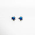 aretes plateados pequeños con zirconias y piedra zafiro de imitación, diseño delicado y sofisticado, joyería elegante para uso diario o ocasiones especiales, accesorio femenino que aporta brillo sutil, aretes que realzan el lóbulo con estilo