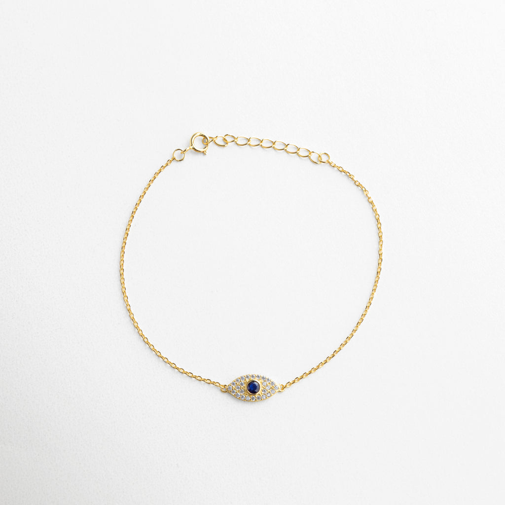 Zirconias engarzadas en el centro del ojo protector, Detalle pulido del acabado en plata ley .925, Contraste entre el brillo metálico y la piedra central, Artesanía fina en cada sección de la pulsera, Dije central de ojo turco con incrustaciones delicadas