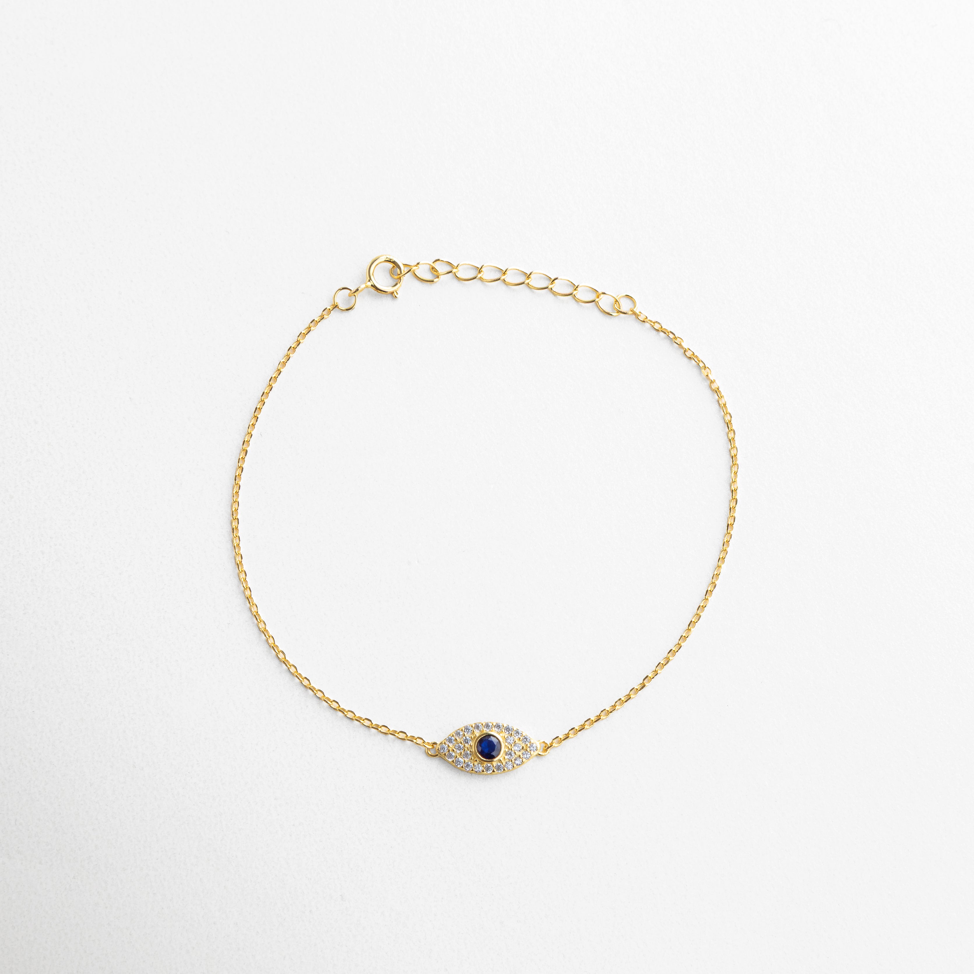 Zirconias engarzadas en el centro del ojo protector, Detalle pulido del acabado en plata ley .925, Contraste entre el brillo metálico y la piedra central, Artesanía fina en cada sección de la pulsera, Dije central de ojo turco con incrustaciones delicadas