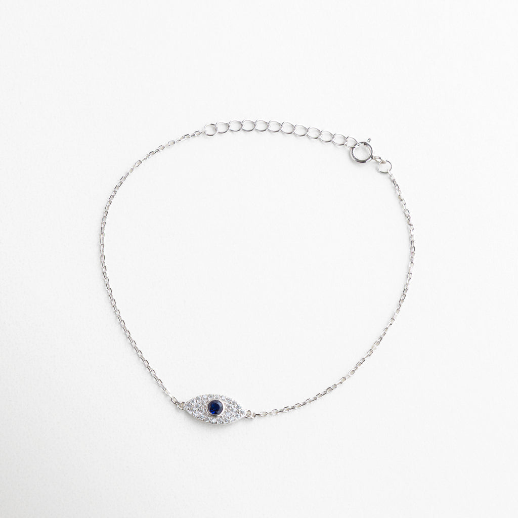 Pulsera de 18 cm con extensión de 3 cm ajustable, Diseño ligero ideal para uso diario o layering, Tamaño mediano que se adapta a diferentes muñecas, Dimensiones que equilibran elegancia y comodidad, Proporción perfecta para destacar el amuleto