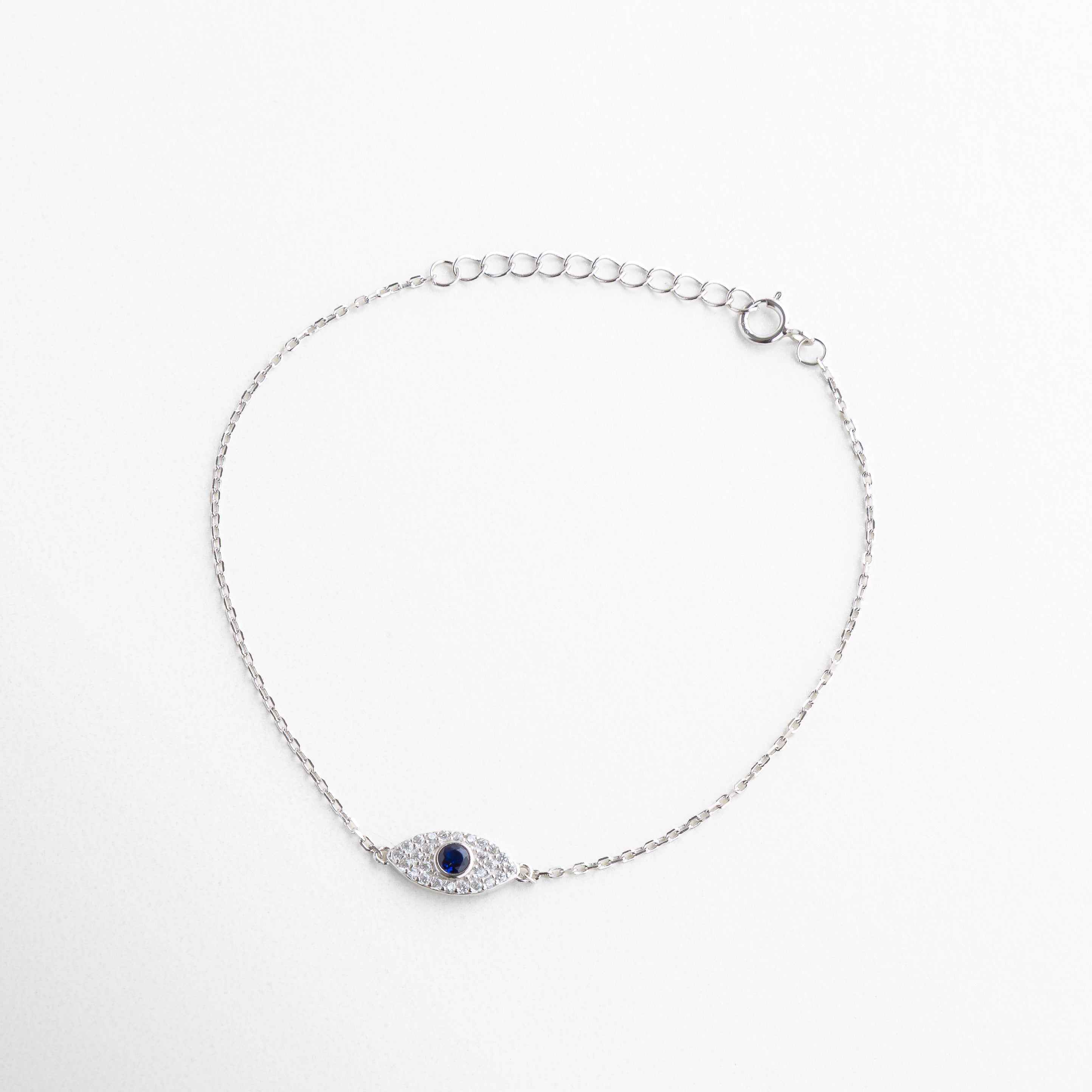 Pulsera de 18 cm con extensión de 3 cm ajustable, Diseño ligero ideal para uso diario o layering, Tamaño mediano que se adapta a diferentes muñecas, Dimensiones que equilibran elegancia y comodidad, Proporción perfecta para destacar el amuleto