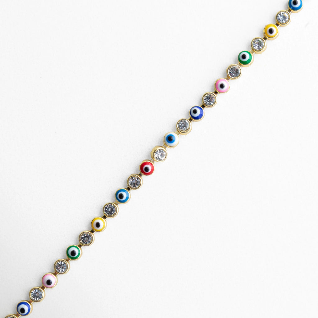 Detalle de pulsera ojitos multicolor con incrustaciones brillantes y acabado dorado, Primer plano de pulsera con pequeños ojos turcos de colores y piedras decorativas, Acercamiento a pulsera dorada con diseño fino y ojitos multicolor, Vista lateral de pulsera con patrón de ojos turcos coloridos y piedras brillantes, Detalle elegante de pulsera con ojitos de colores y acabado enchapado en oro 18K