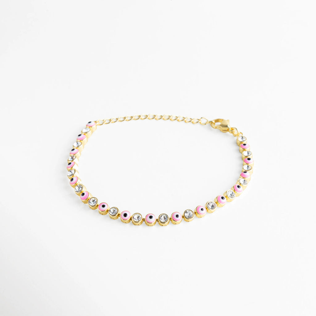 Diseño equilibrado entre brillo y color con dijes de ojo turco rosa y zirconias brillantes en acabado dorado.