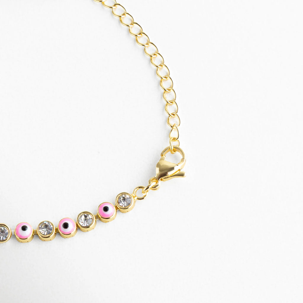 Cierre tipo langosta dorado con cadena ajustable, asegurando un ajuste cómodo y elegante.