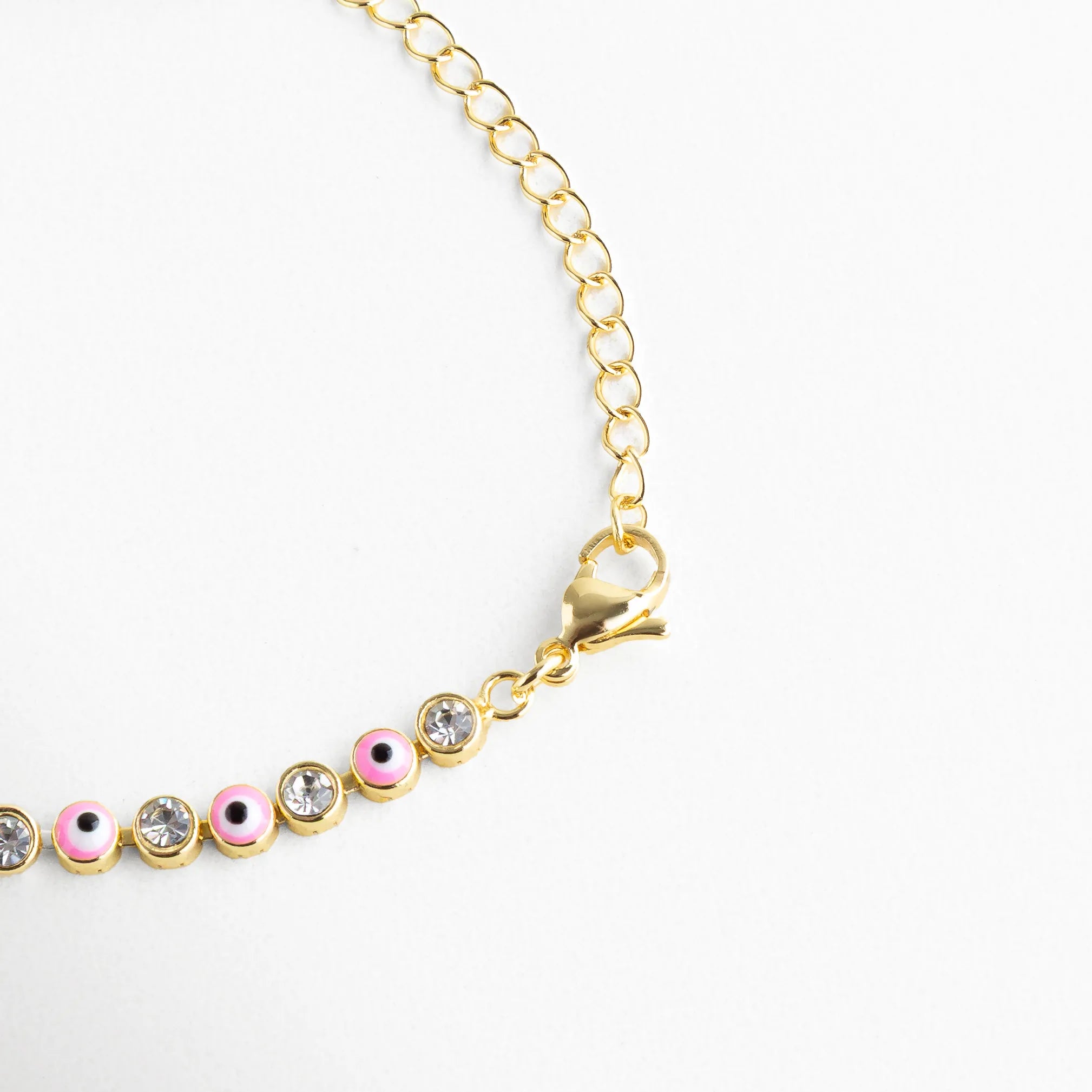 Cierre tipo langosta dorado con cadena ajustable, asegurando un ajuste cómodo y elegante.