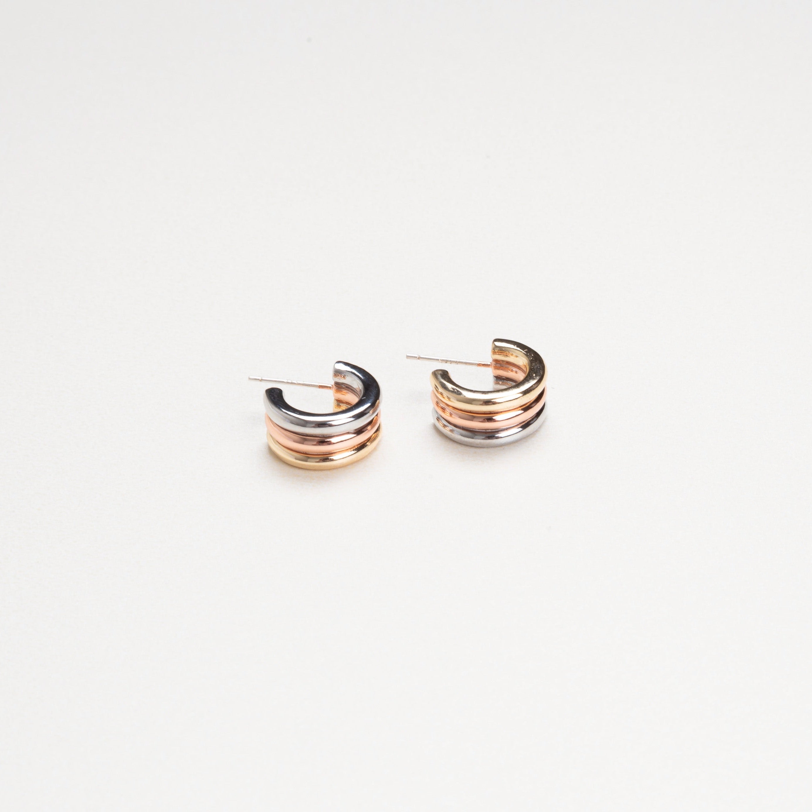 aretes sofisticados mujer, aretes de plata con diseño tricolor, aretes minimalistas con acabado brillante, pendientes elegantes de tres oros