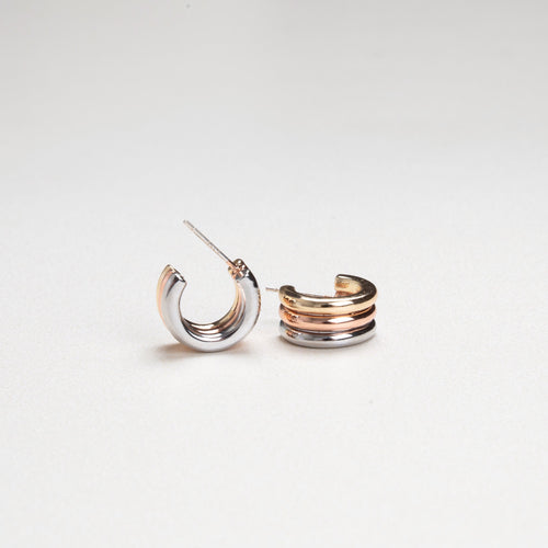 aretes tricolor plata 925, aretes con oro blanco, amarillo y rosa, aretes elegantes de tres tonos, joyería moderna plata 925, aretes pulidos diseño contemporáneo