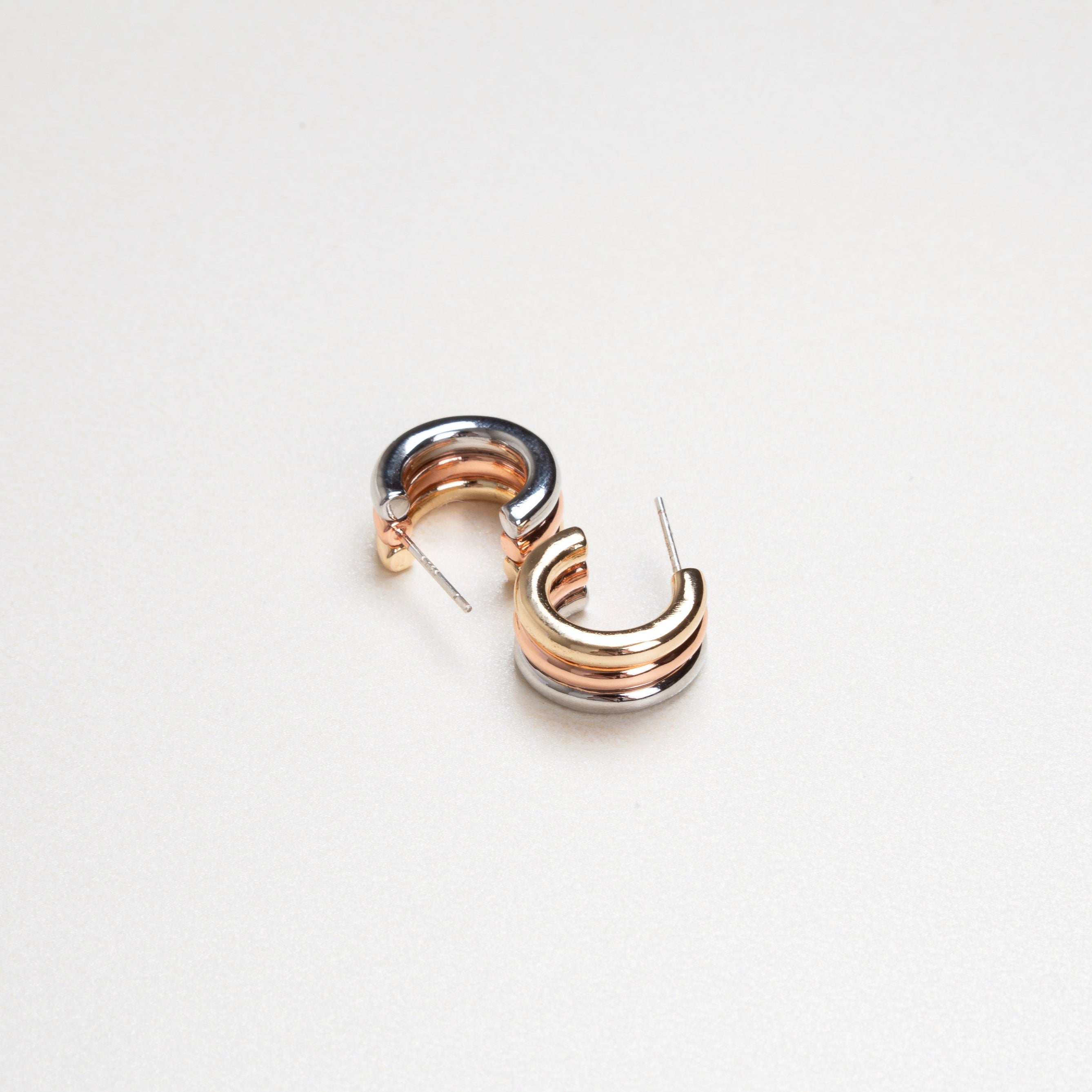 accesorios de lujo en plata, joyería femenina tres tonos, aretes versátiles para toda ocasión
