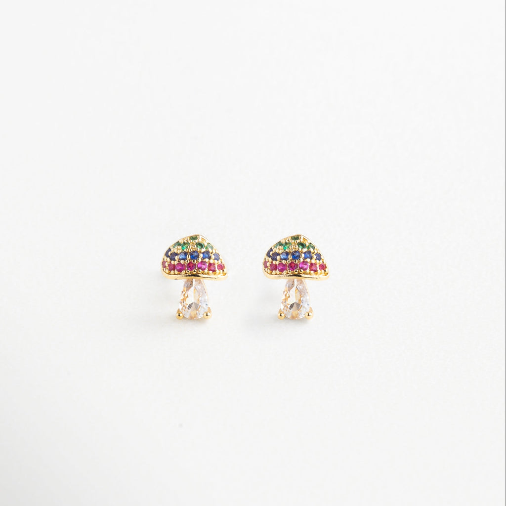 Aretes en forma de hongo dorado con zirconias multicolor, Par de pendientes dorados con diseño de honguito encantador, Aretes pequeños con forma de seta y brillo colorido, Aretes dorados con detalle lúdico y elegante