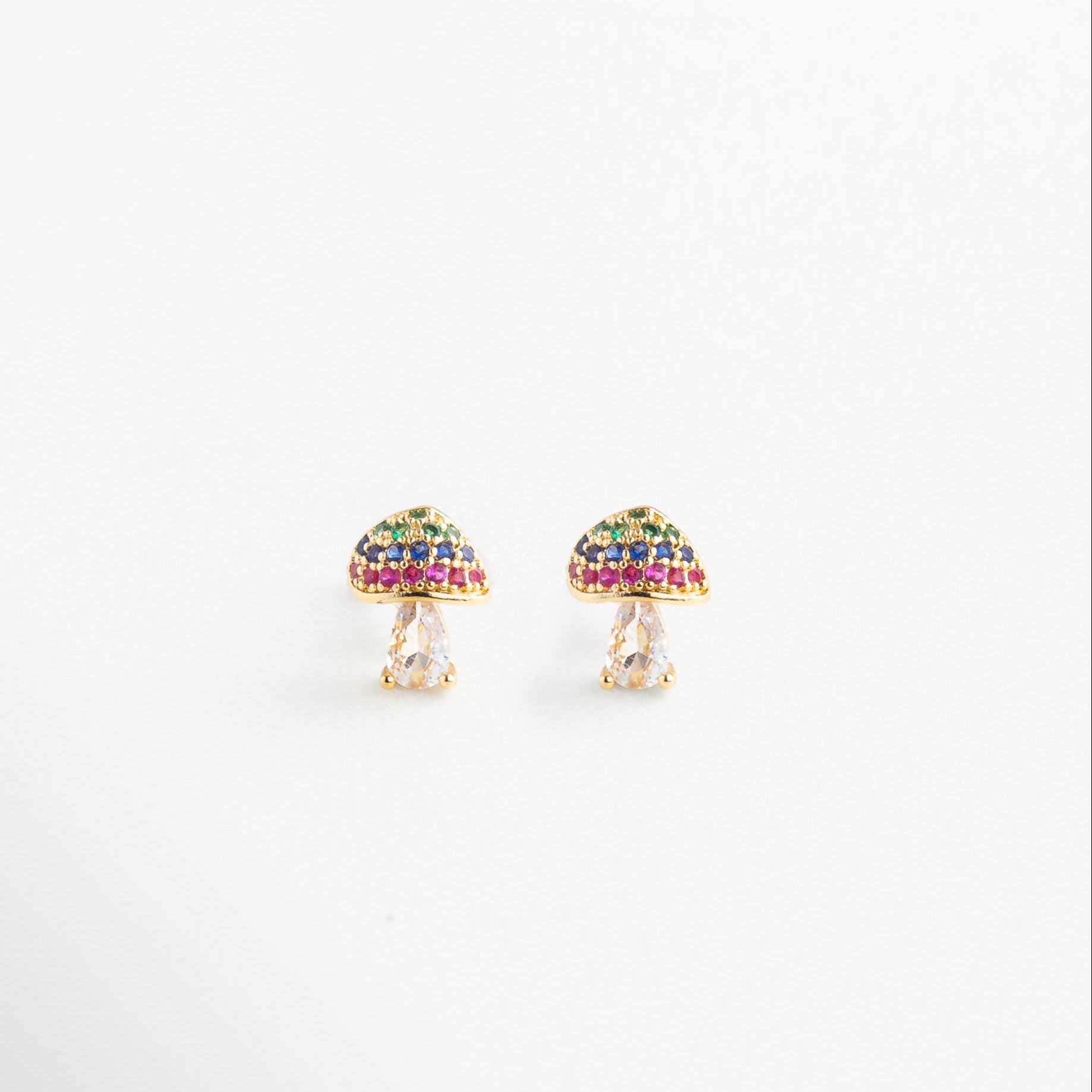 Aretes en forma de hongo dorado con zirconias multicolor, Par de pendientes dorados con diseño de honguito encantador, Aretes pequeños con forma de seta y brillo colorido, Aretes dorados con detalle lúdico y elegante