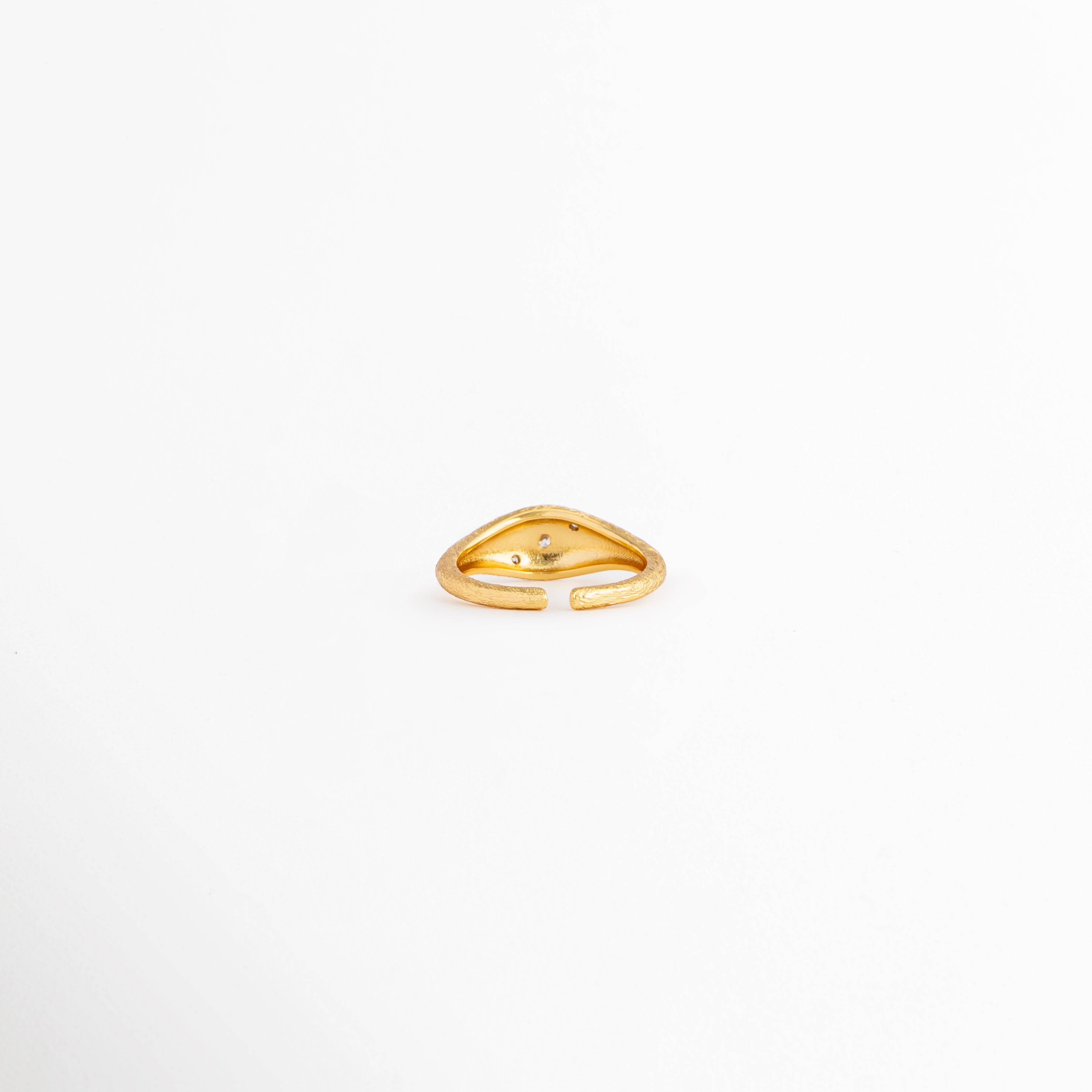 Vista superior de anillo Golden Solaris con zirconia, Anillo dorado ajustable de diseño elegante y moderno, Detalle superior de anillo con incrustación de zirconia, Anillo minimalista dorado con acabado brillante, Vista de anillo Golden Solaris con detalle central luminoso.