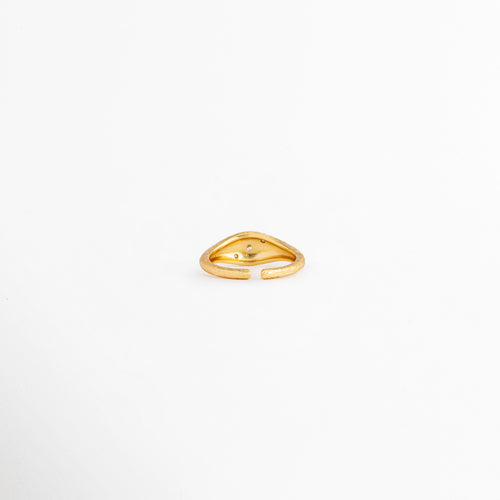 Vista superior de anillo Golden Solaris con zirconia, Anillo dorado ajustable de diseño elegante y moderno, Detalle superior de anillo con incrustación de zirconia, Anillo minimalista dorado con acabado brillante, Vista de anillo Golden Solaris con detalle central luminoso.