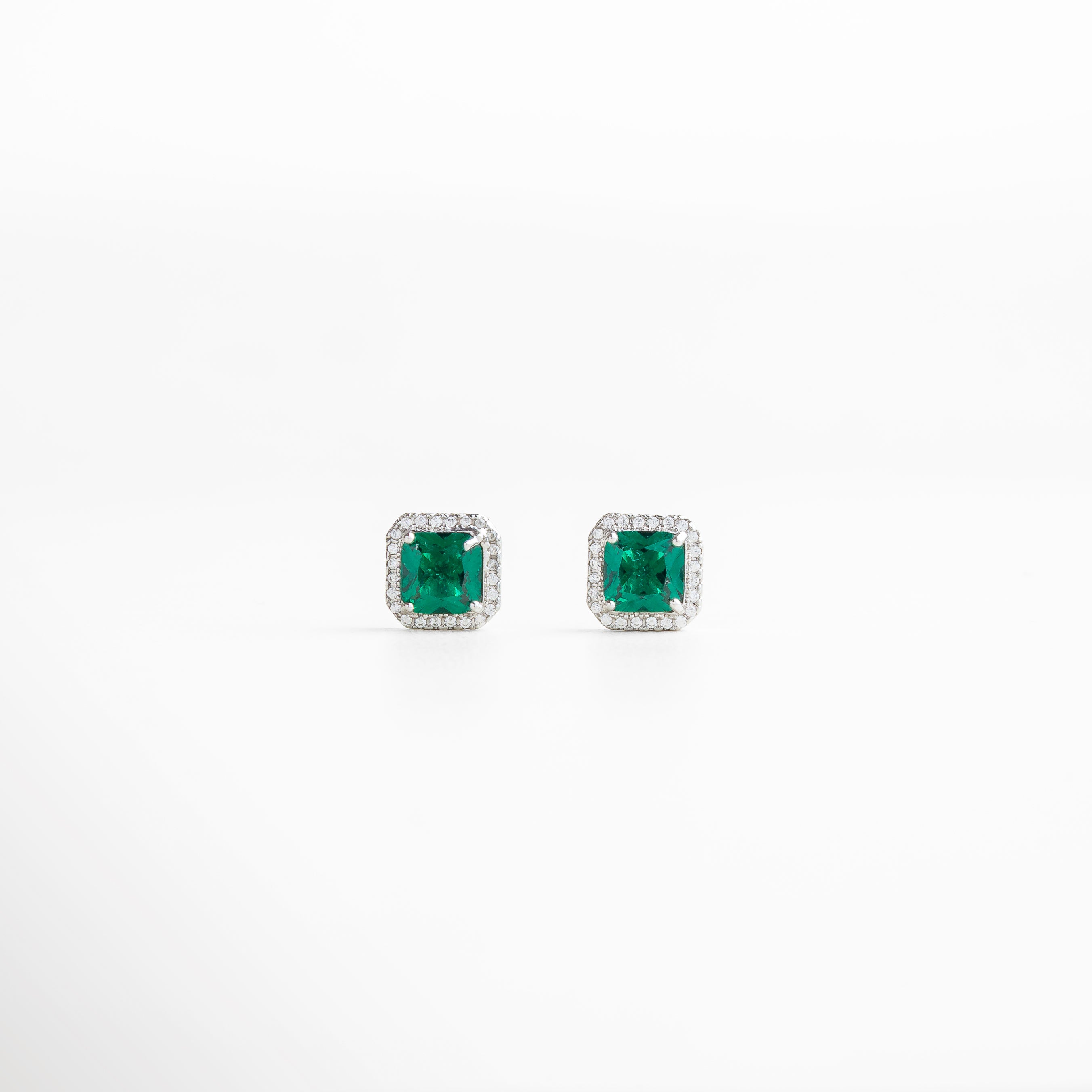aretes plateados con zirconia cuadrada y piedra de esmeralda de imitación, diseño delicado y sofisticado, joyería elegante que eleva cualquier look, accesorio femenino con brillo profundo, pieza versátil y lujosa