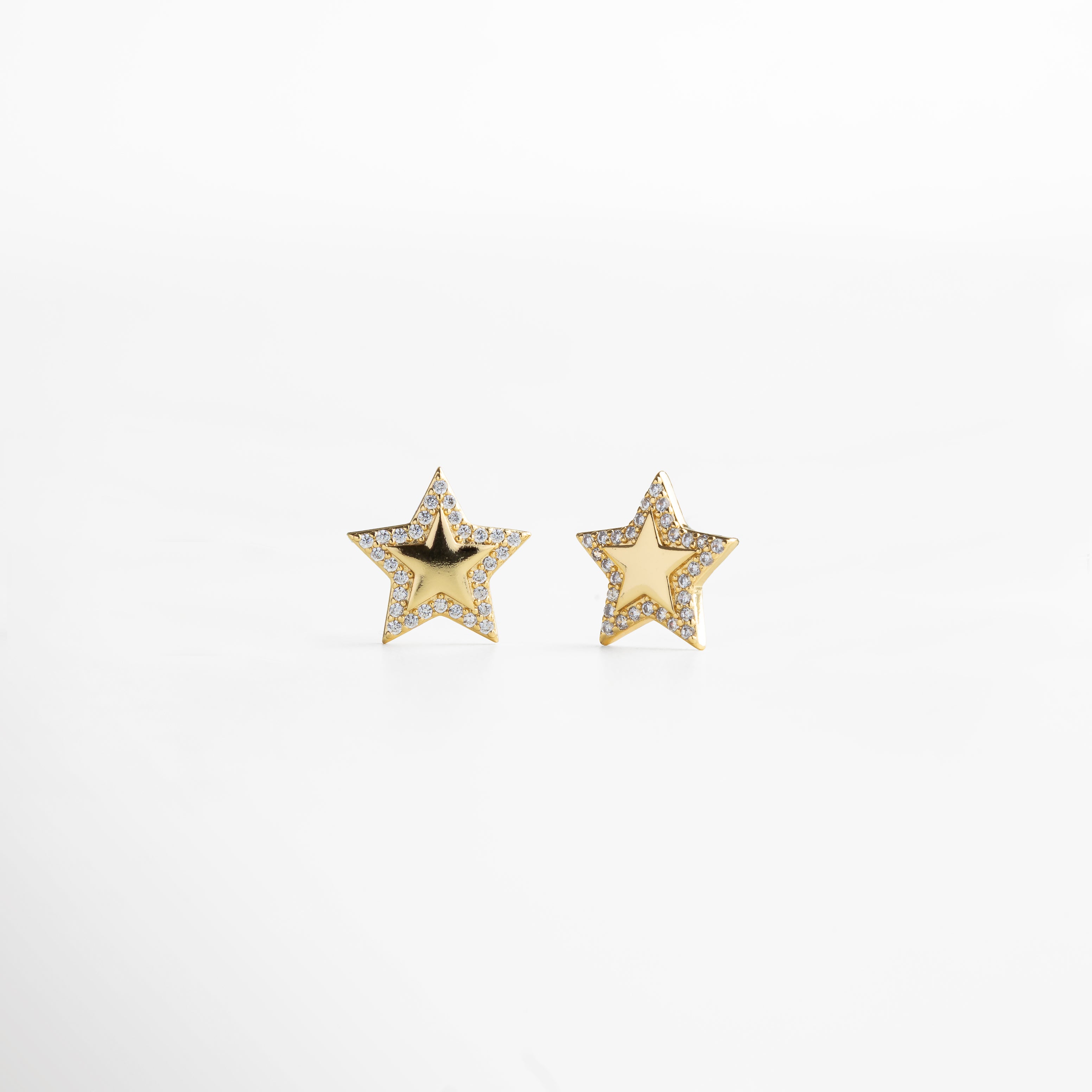 forma de estrella reflejante, textura dorada lisa y uniforme, diseño pequeño y llamativo, joya ligera y cómoda de llevar, pieza versátil que destaca el rostro