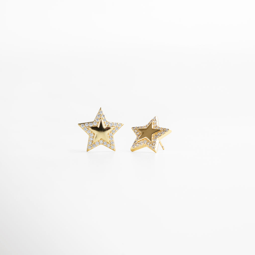 poste seguro y discreto, mecanismo resistente y fácil de colocar, acabado dorado que complementa el diseño, broche confiable para uso diario o evento, detalle que completa la pieza