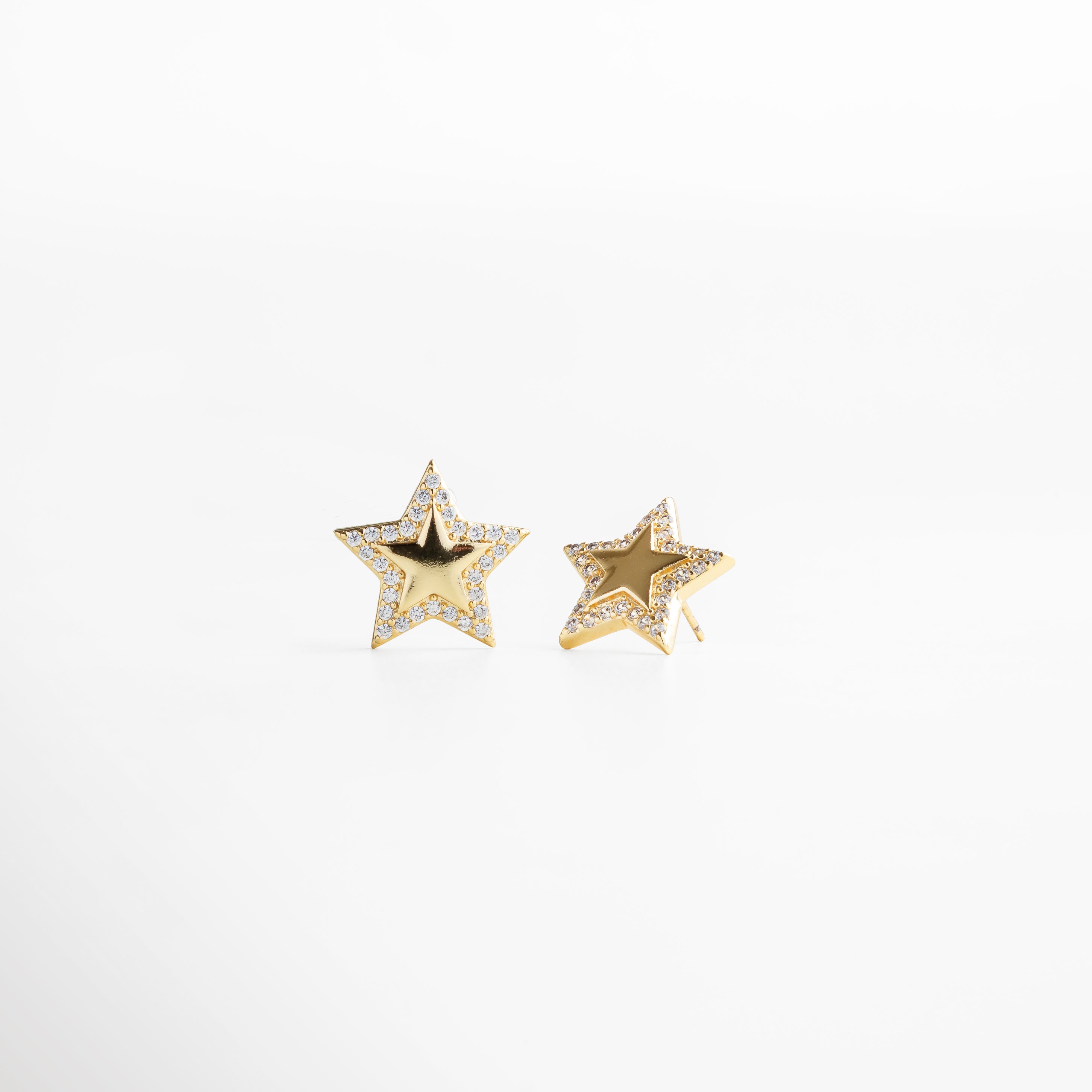 poste seguro y discreto, mecanismo resistente y fácil de colocar, acabado dorado que complementa el diseño, broche confiable para uso diario o evento, detalle que completa la pieza