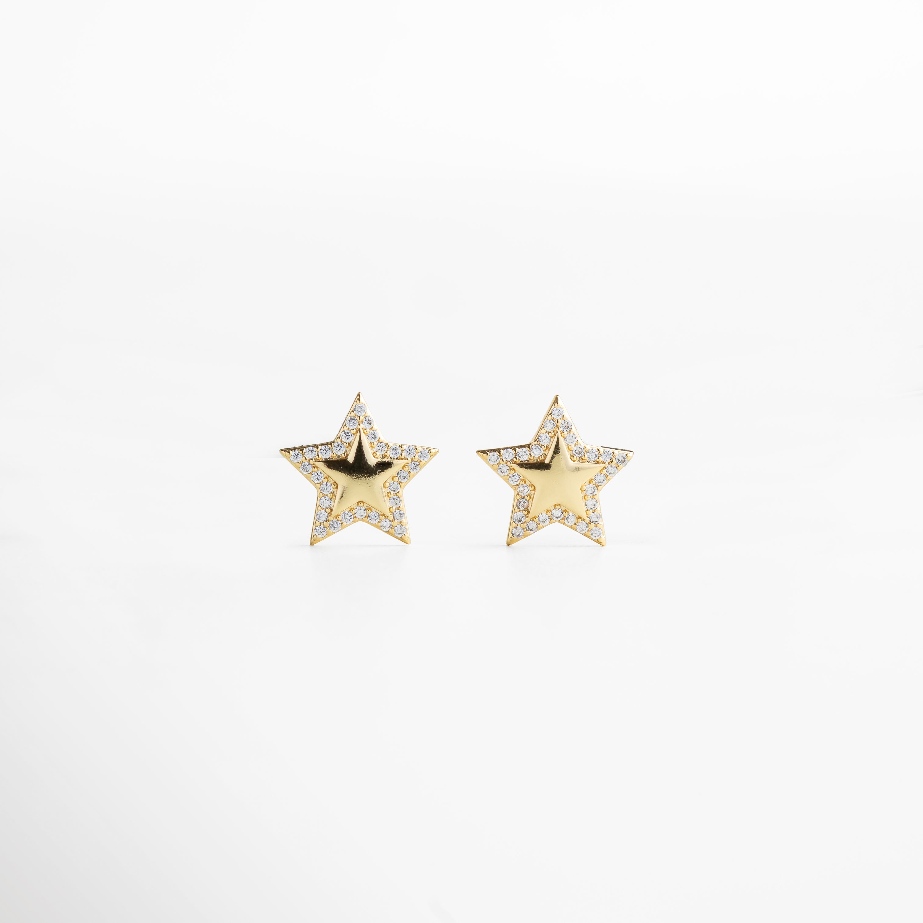 aretes dorados en forma de estrella, diseño llamativo y encantador, incrustaciones de zirconias que reflejan la luz, joyería elegante para ocasiones especiales, accesorio femenino que eleva cualquier outfit